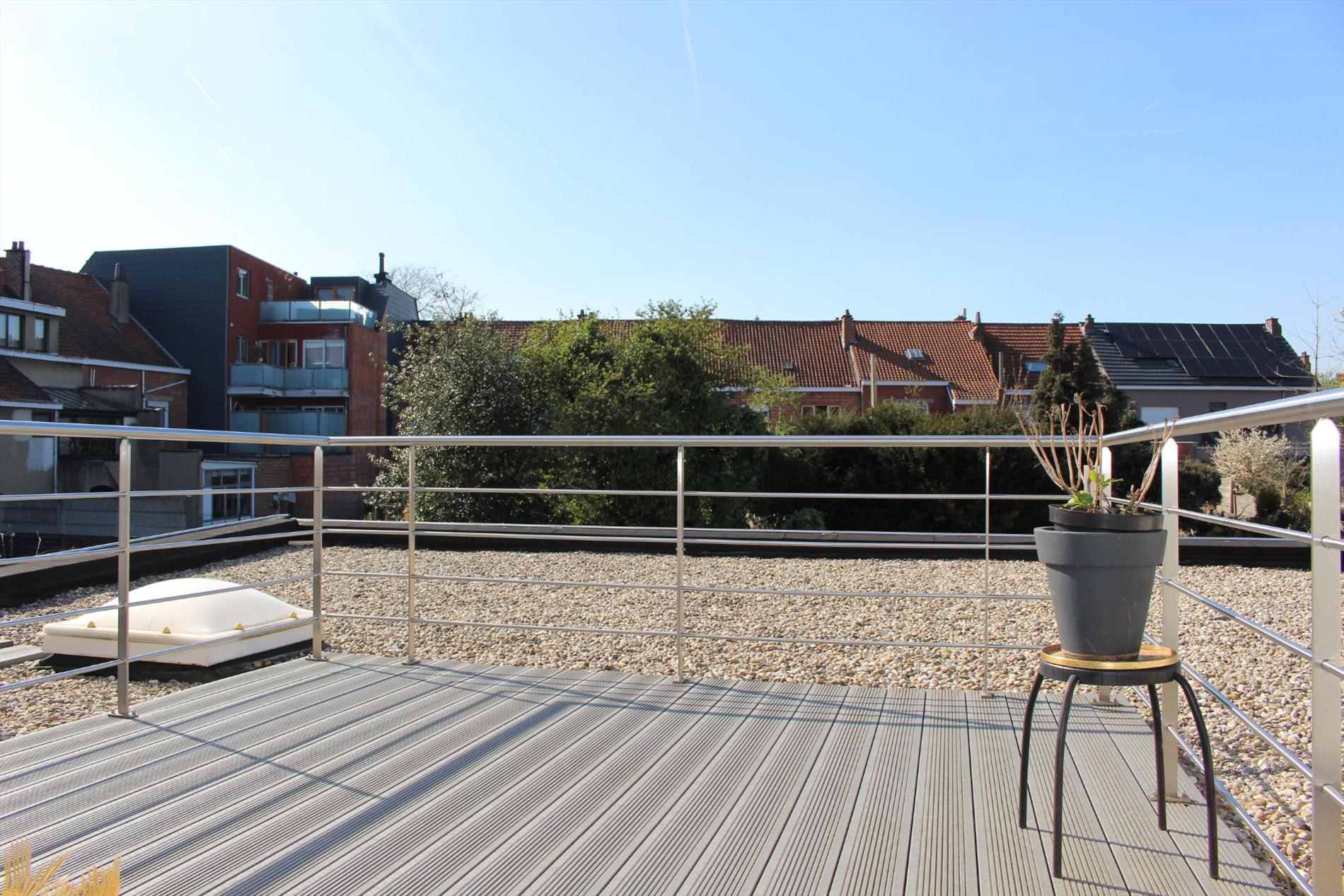 Appartement op eerste verdieping met groot terras. 