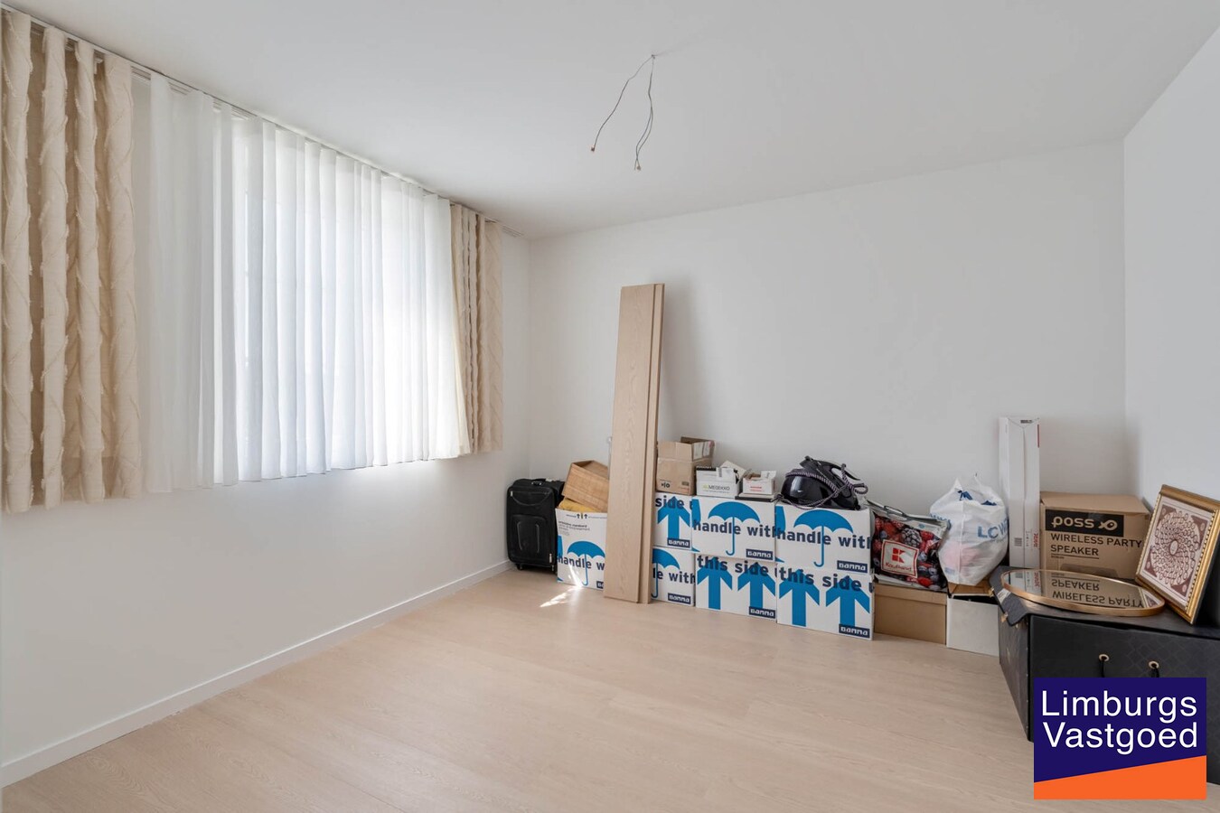 Moderne nieuwbouwwoning, 5 slpk, op een perceel van 4a31ca. 