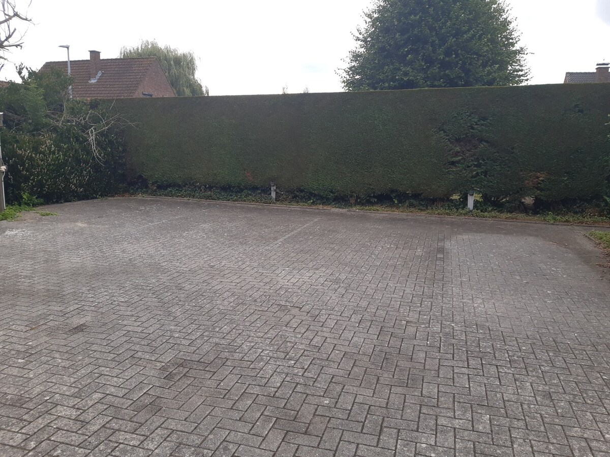 Ruim en instapklaar kantoor met parking; 