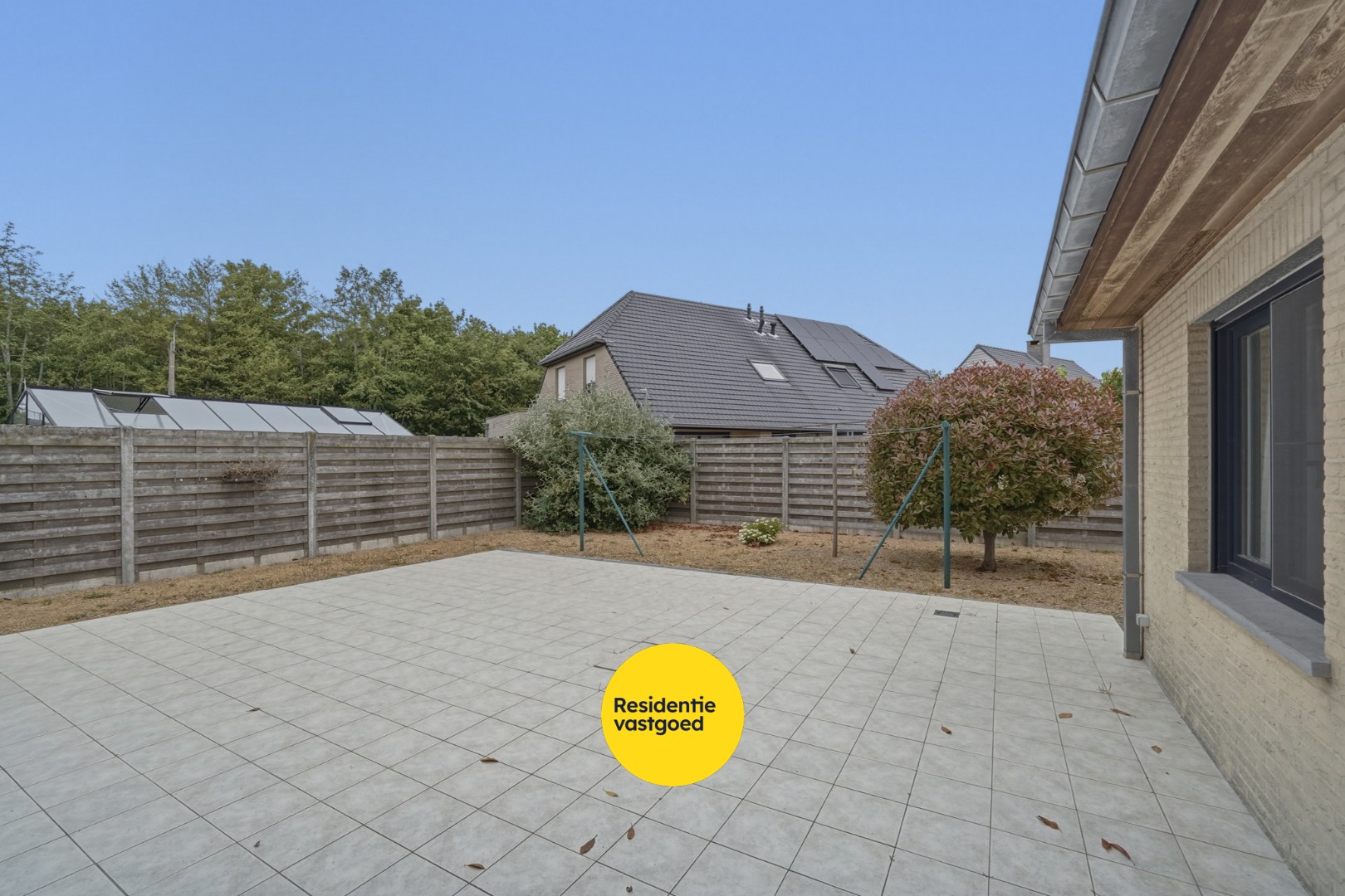 Verzorgde alleenstaande bungalow met tuin, garage en groot terras in het rustige Ettelgem 