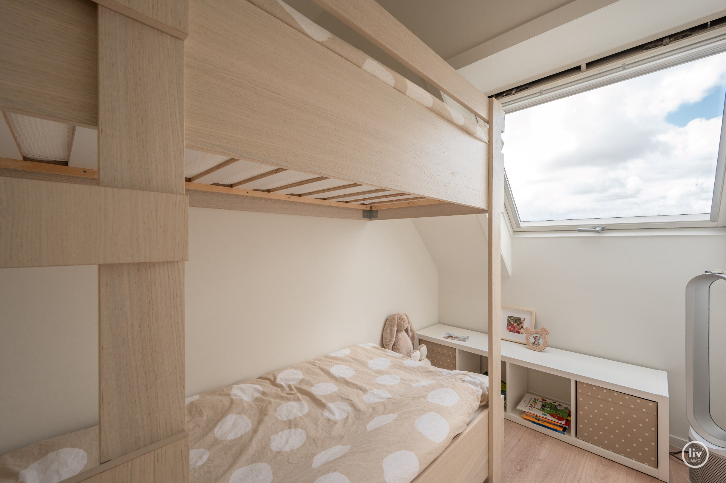 Appartement de 3 chambres élégamment rénové avec terrasse ensoleillée. 