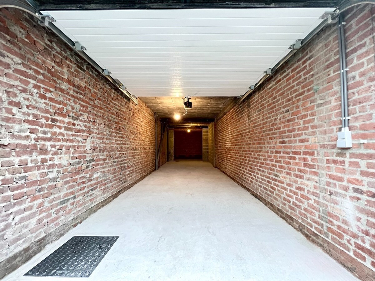 Garage/ mini entrepôt de +/- 50 m2 avec porte sectionnelle motorisée 