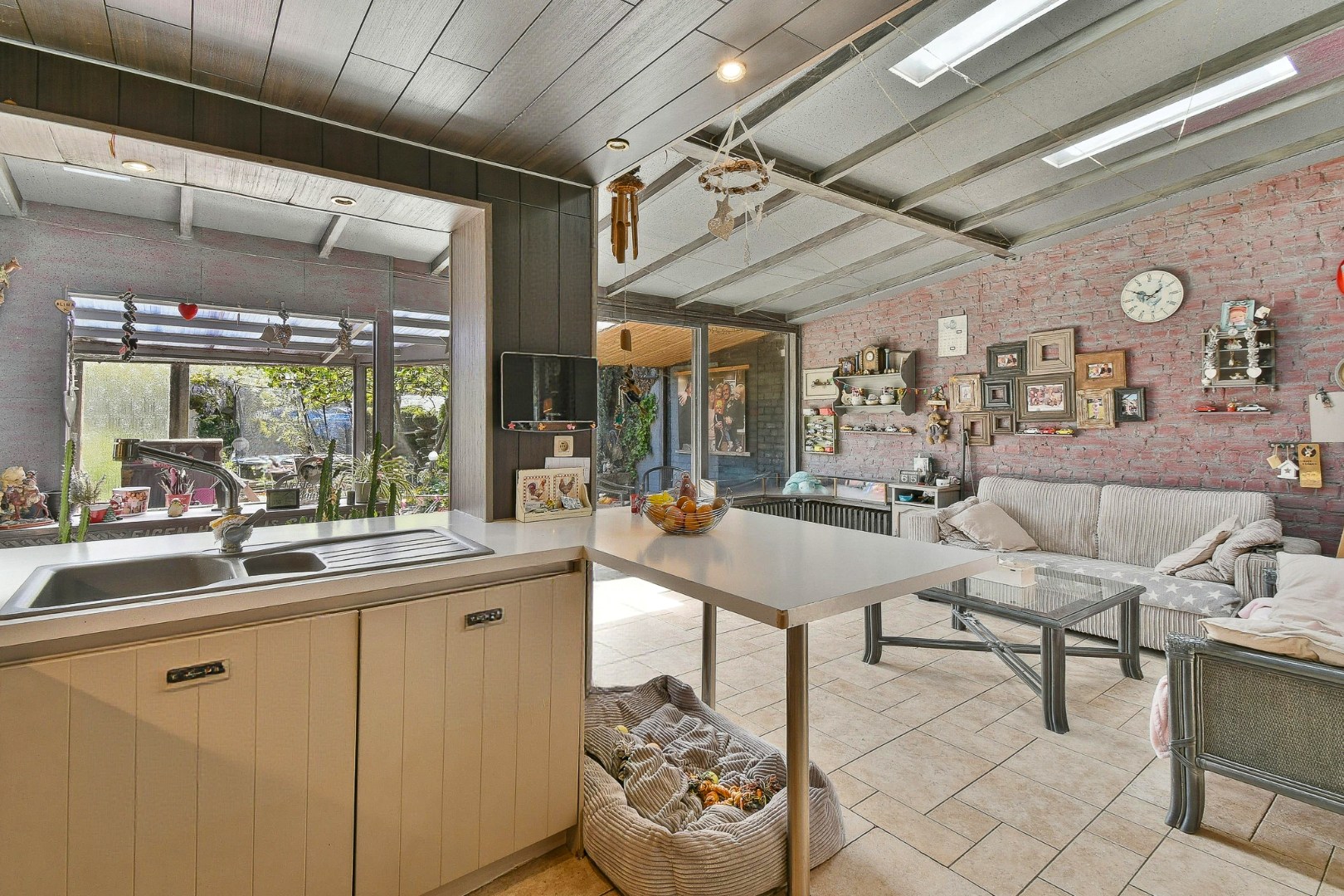Woning met drie slaapkamers, garage en zonnige tuin 