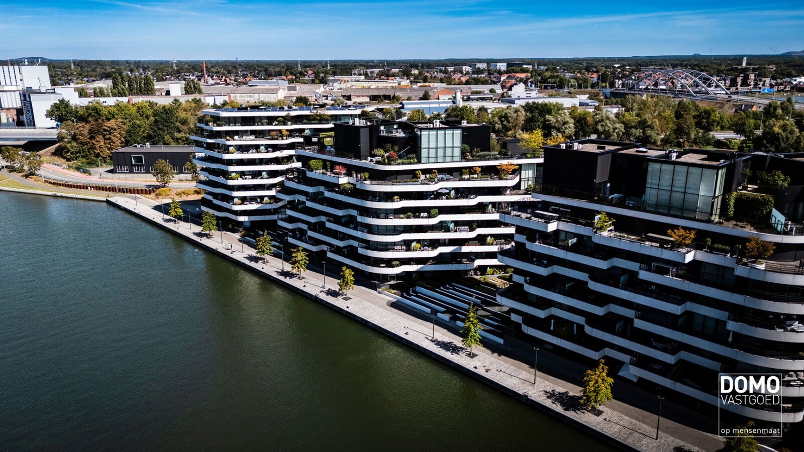 Wonen met zicht op het water – een oase van rust vlak bij het bruisende centrum van Hasselt. 