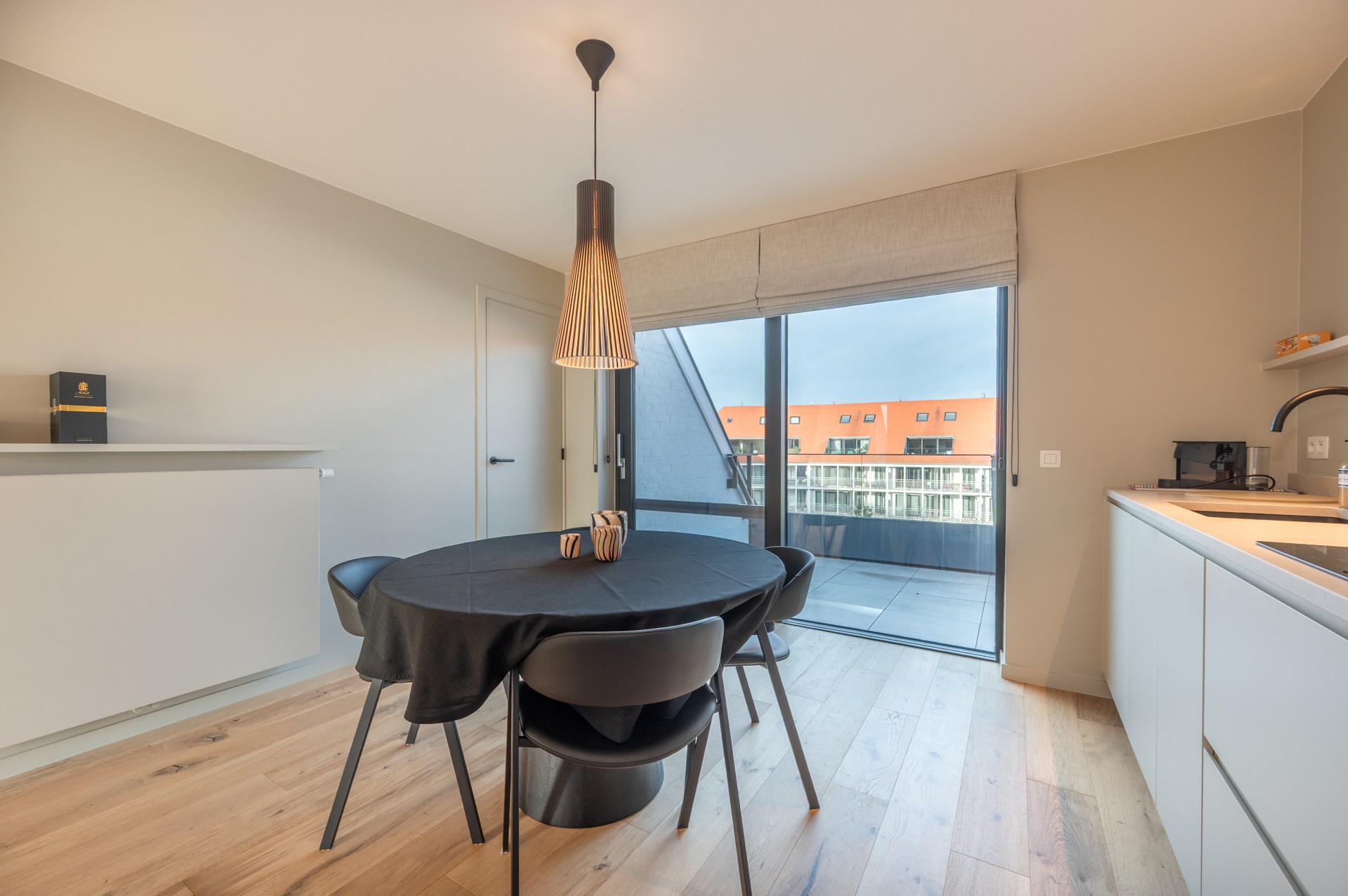 Cet appartement en duplex lumineux est situé à Duinenwater, combinant un agencement pratique avec des espaces extérieurs agréables et un emplacement calme au bord de l'eau. 