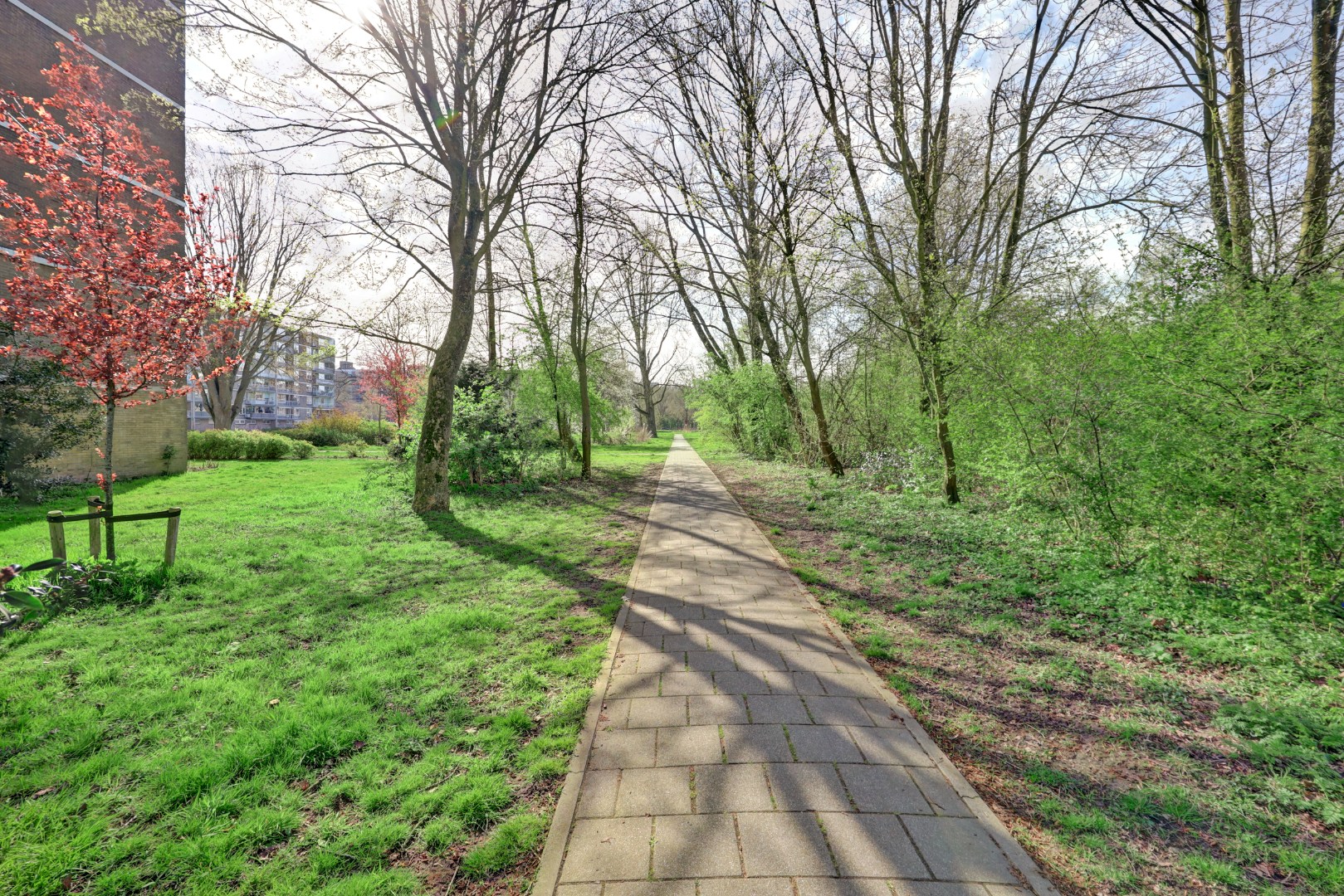 4-kamer appartement op de 1e verdieping, met 2 balkons, berging in de onderbouw en gelegen op eigen grond! 