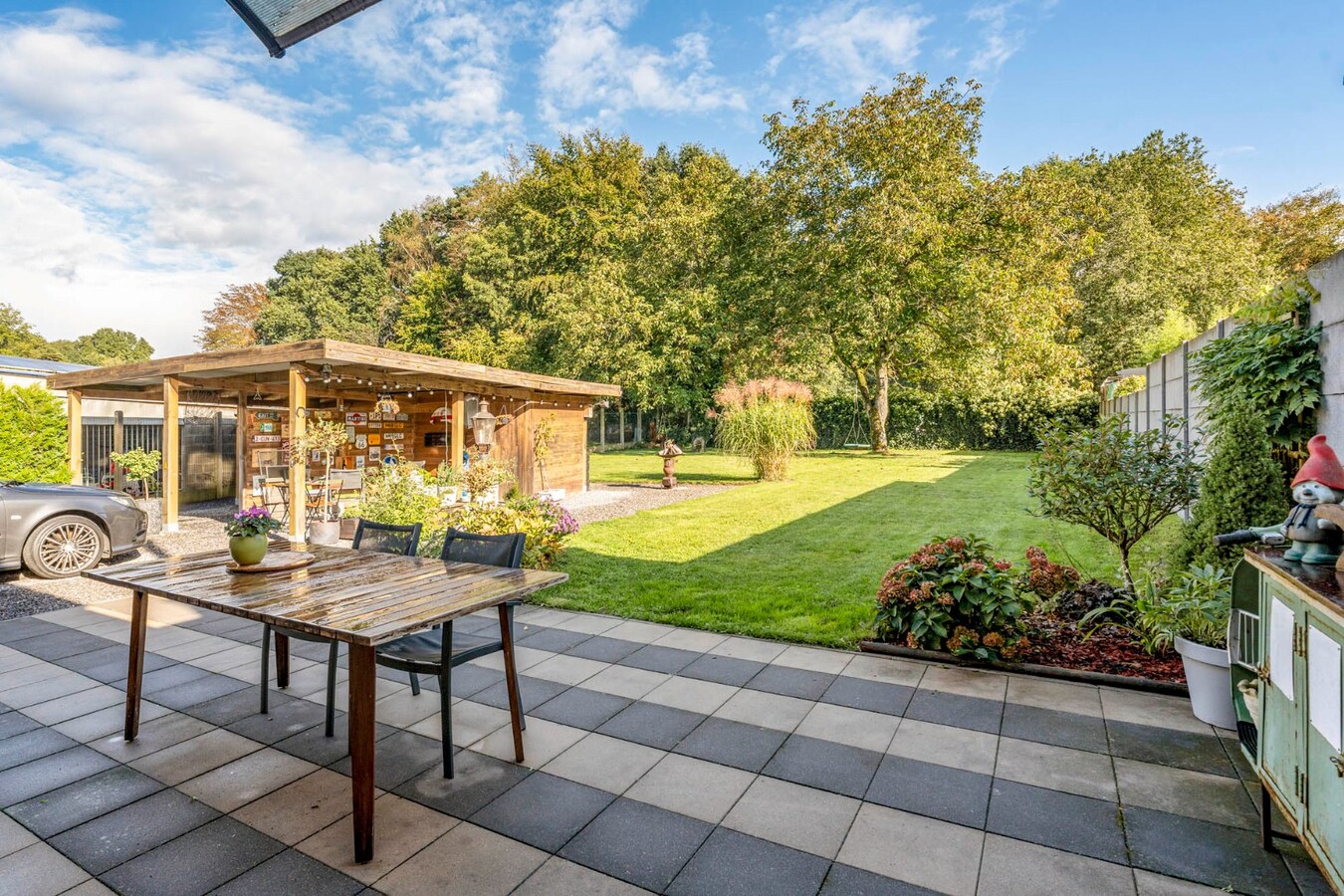 Comfortabel, gelijkvloers appartement mét ruime tuin en carport! 