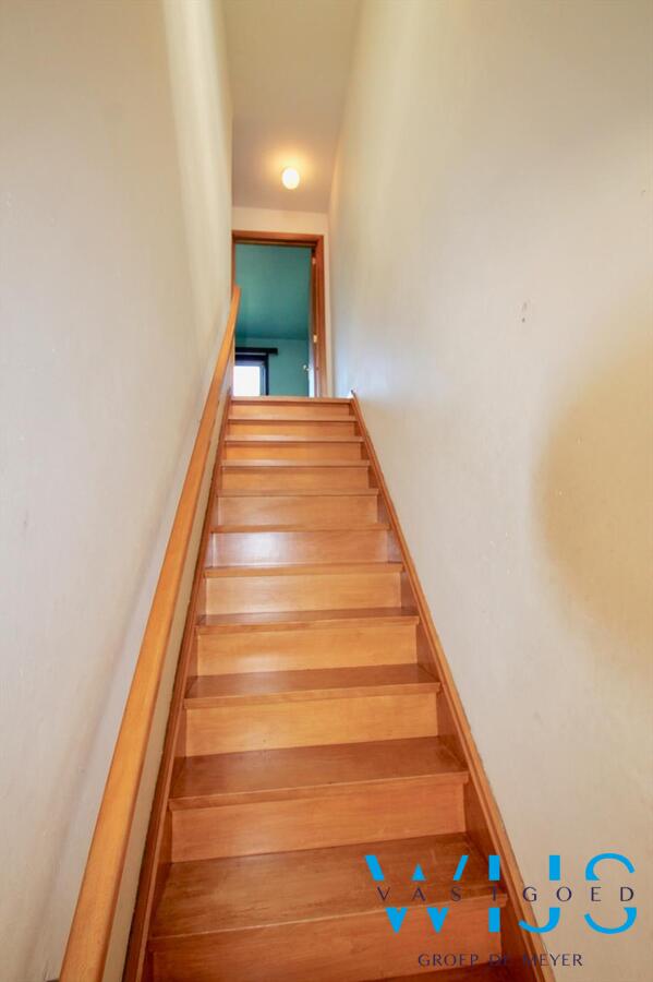 Vlot te renoveren woonhuis op een ruim perceel van 1130 vierkante meter te OOSTEEKLO ! 