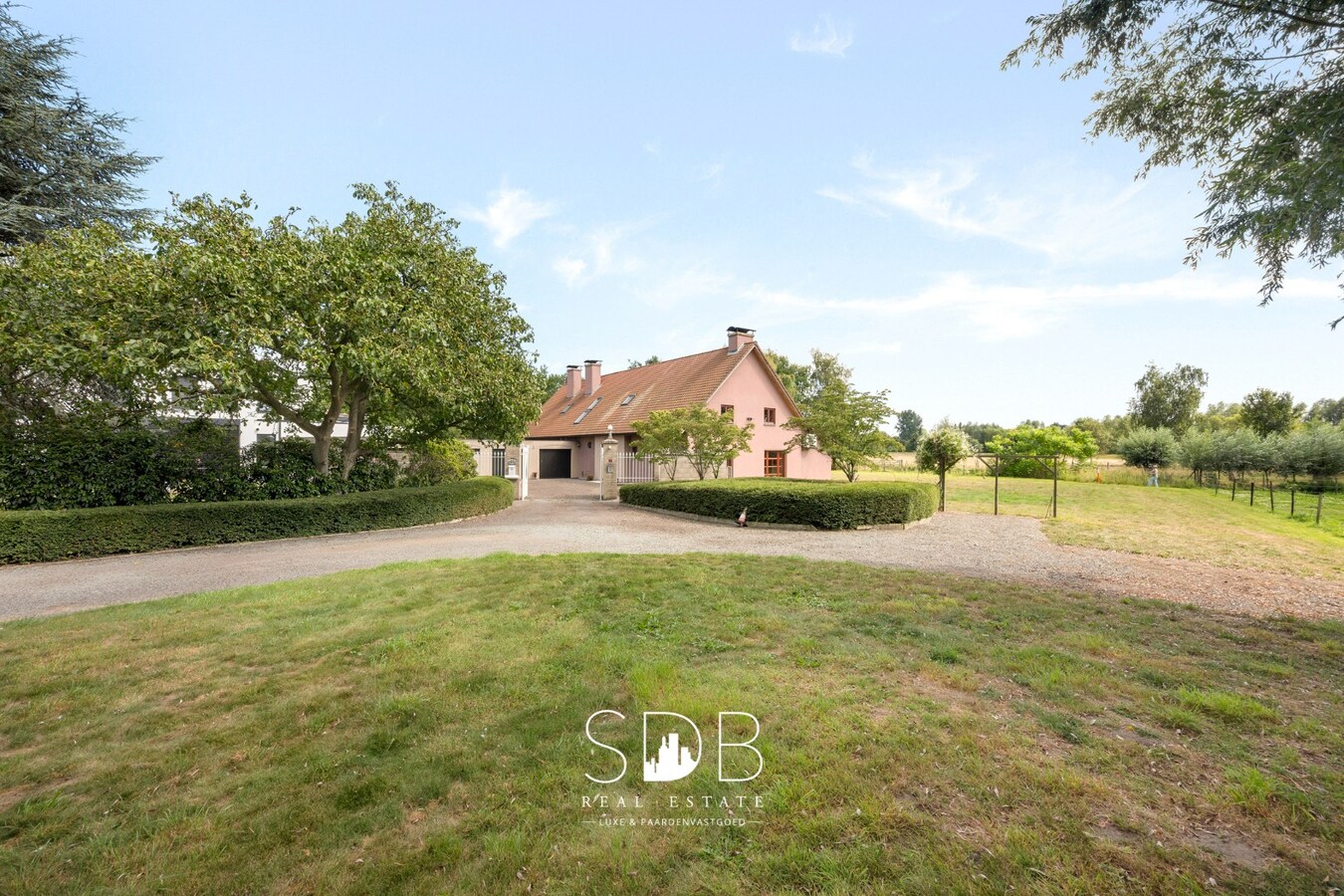 Hedendaagse villa met gezinstuin en graslanden op 7.496m² 