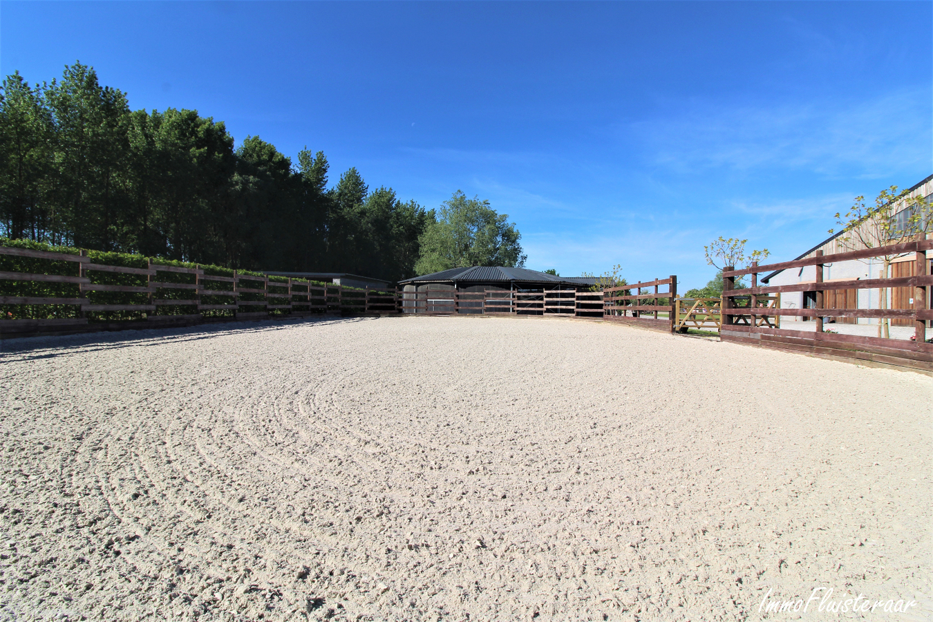 Professional recently built equestrian center on more than 3ha at Hannut (Luik/Liège; Belgium) 