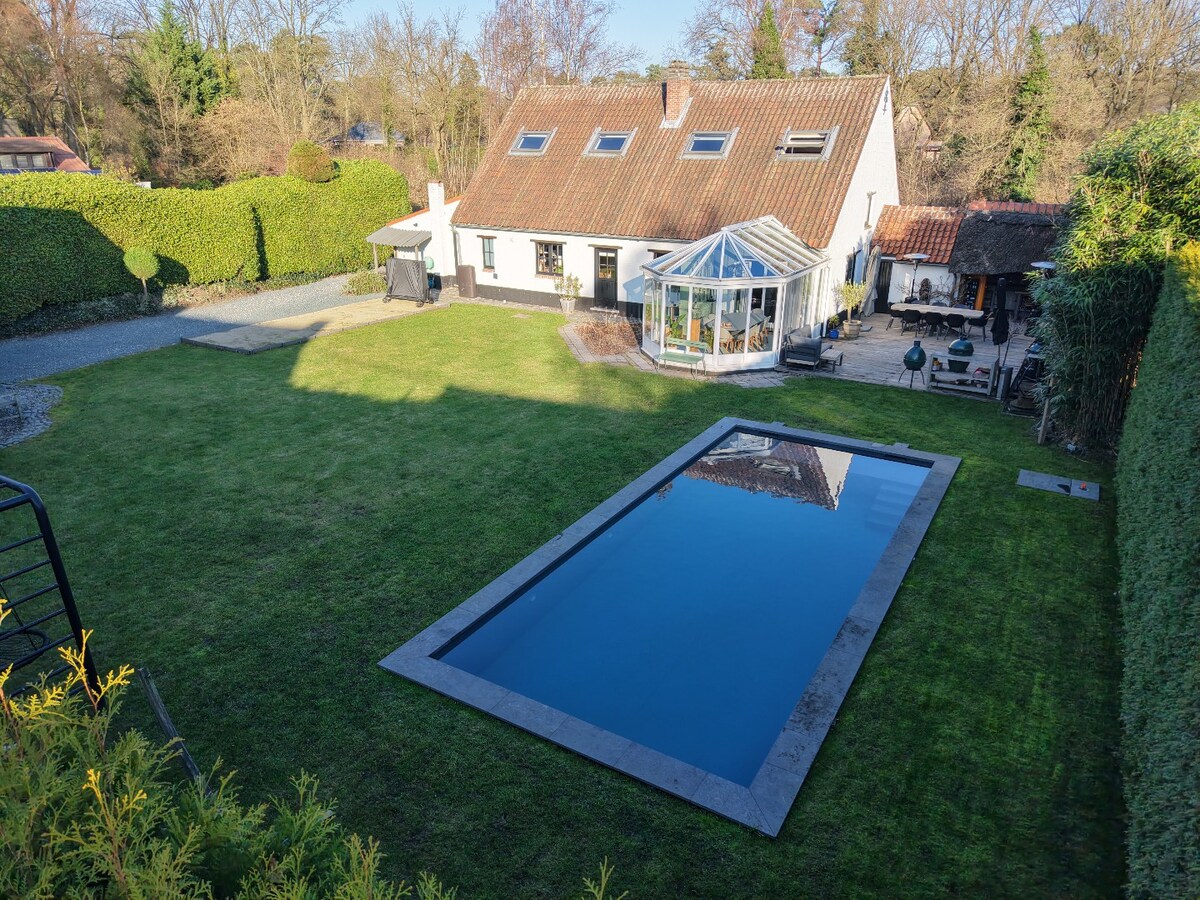 Charmante en ruime woning met zwembad en bijgebouw op toplocatie 