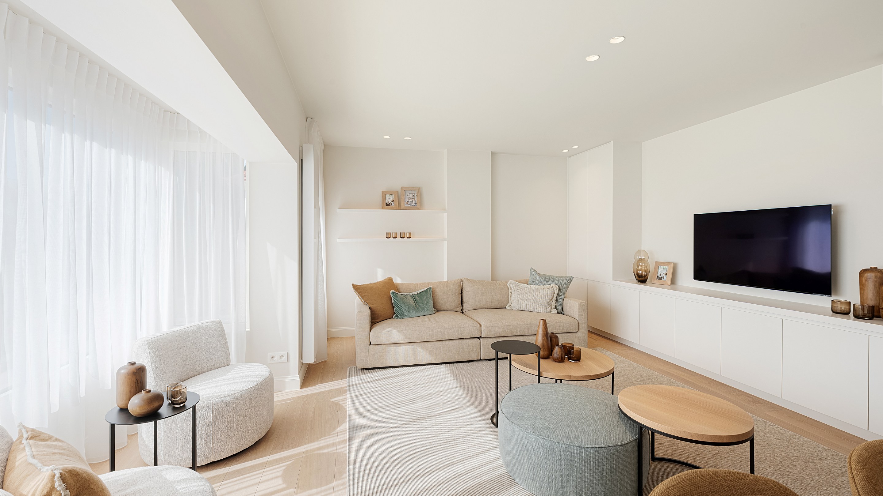 Op een uitmuntende locatie in Duinbergen, op wandelafstand van het strand en de duinen, bevindt zich deze prachtig en hoogwaardig gerenoveerde koppelvilla. 