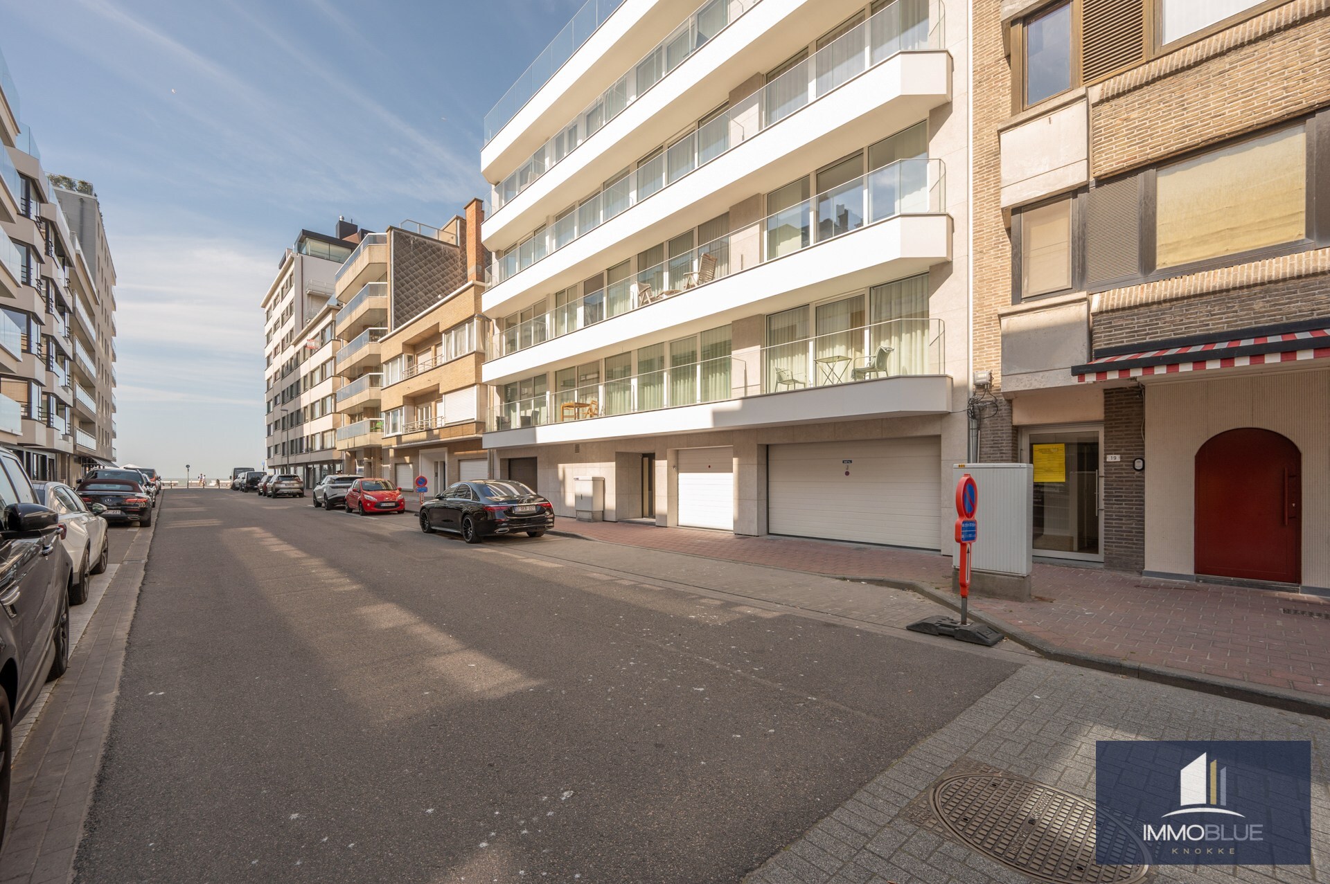 Prachtig gerenoveerd drie-slaapkamerappartement op een toplocatie vlak bij de Zeedijk en genietend van een zijdelings zeezicht. 