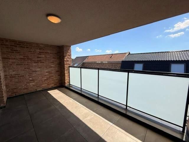 Luxe duplexappartement te huur in het hart van Maaseik, met lift, 2 slaapkamers en 2 terrassen. 