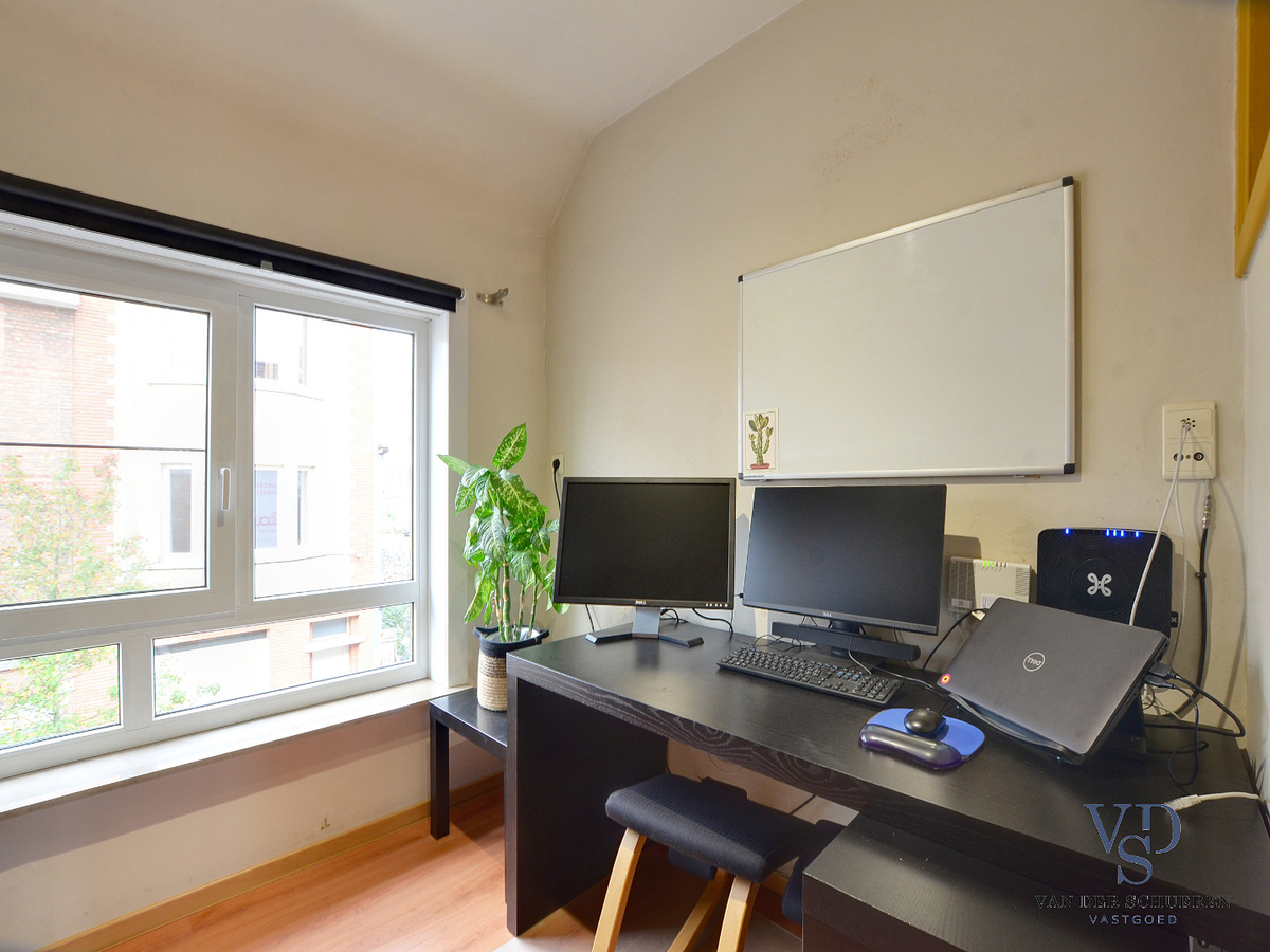 Ruime, degelijke bel-étage nabij Sint-Pieters-station. TOPPER !! 