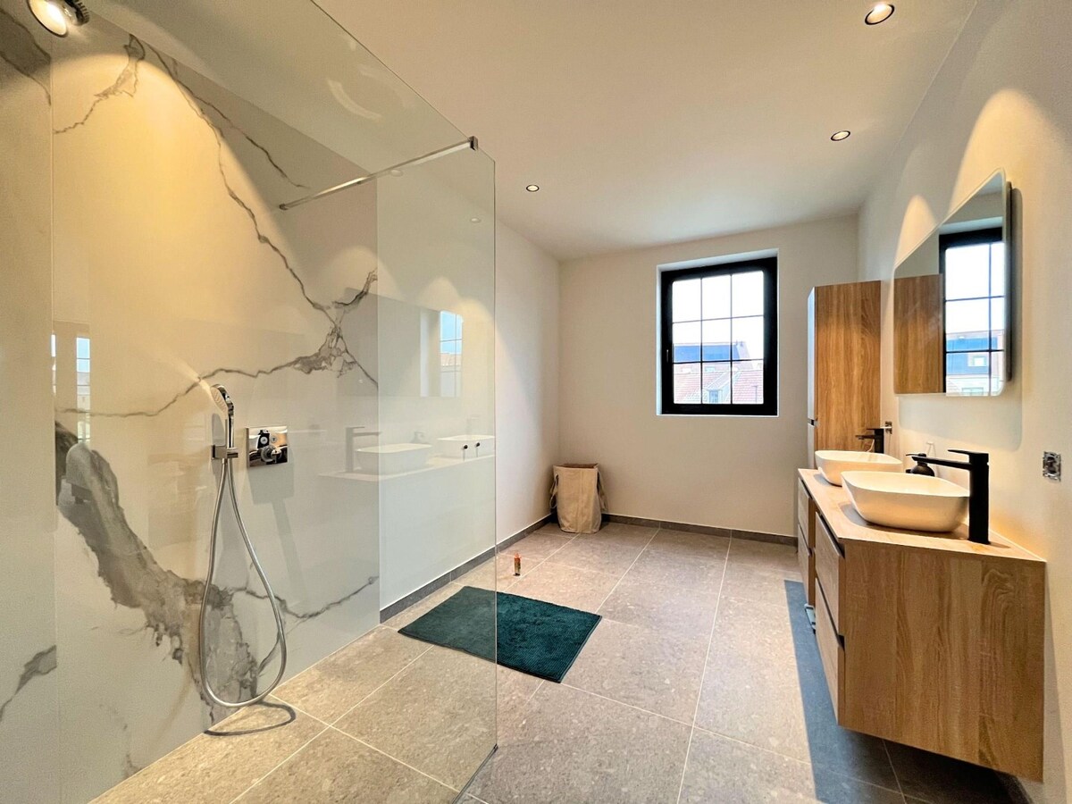 Nieuwbouwwoning (onder registratierechten) met 5 slaapkamers en 4 badkamers te Heulebrug 