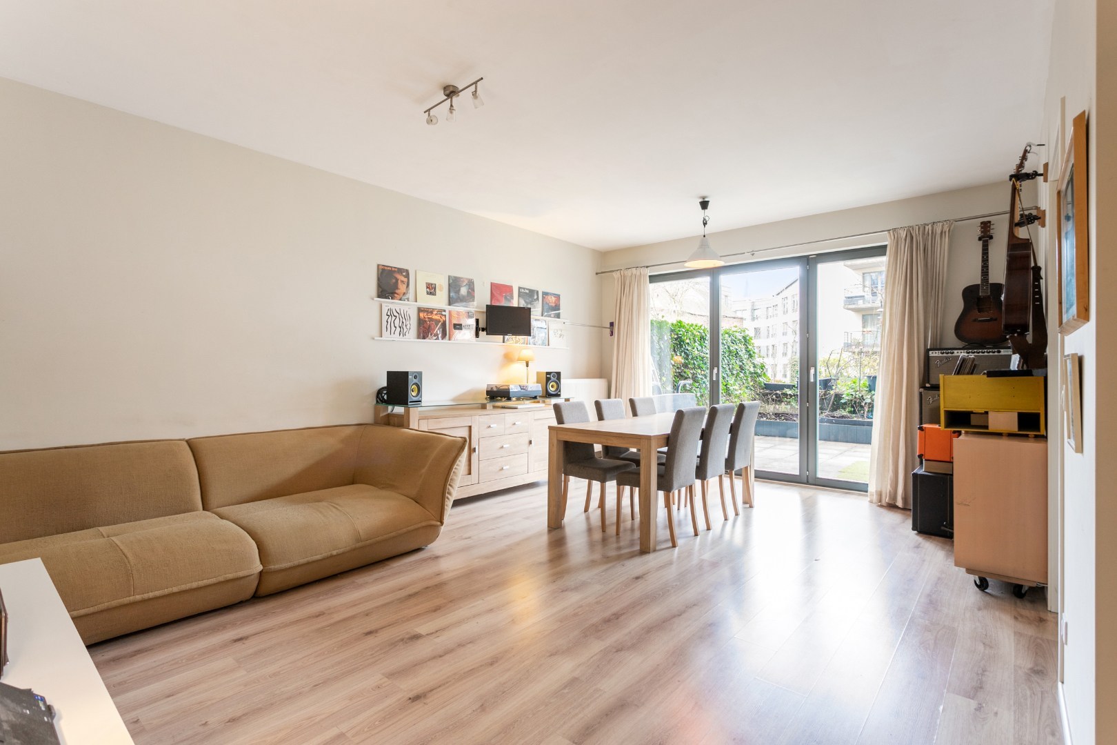 Energiezuinig 1-slpk appartement gelijkvloers met terras, parking en toplocatie nabij Brussel-Zuid 