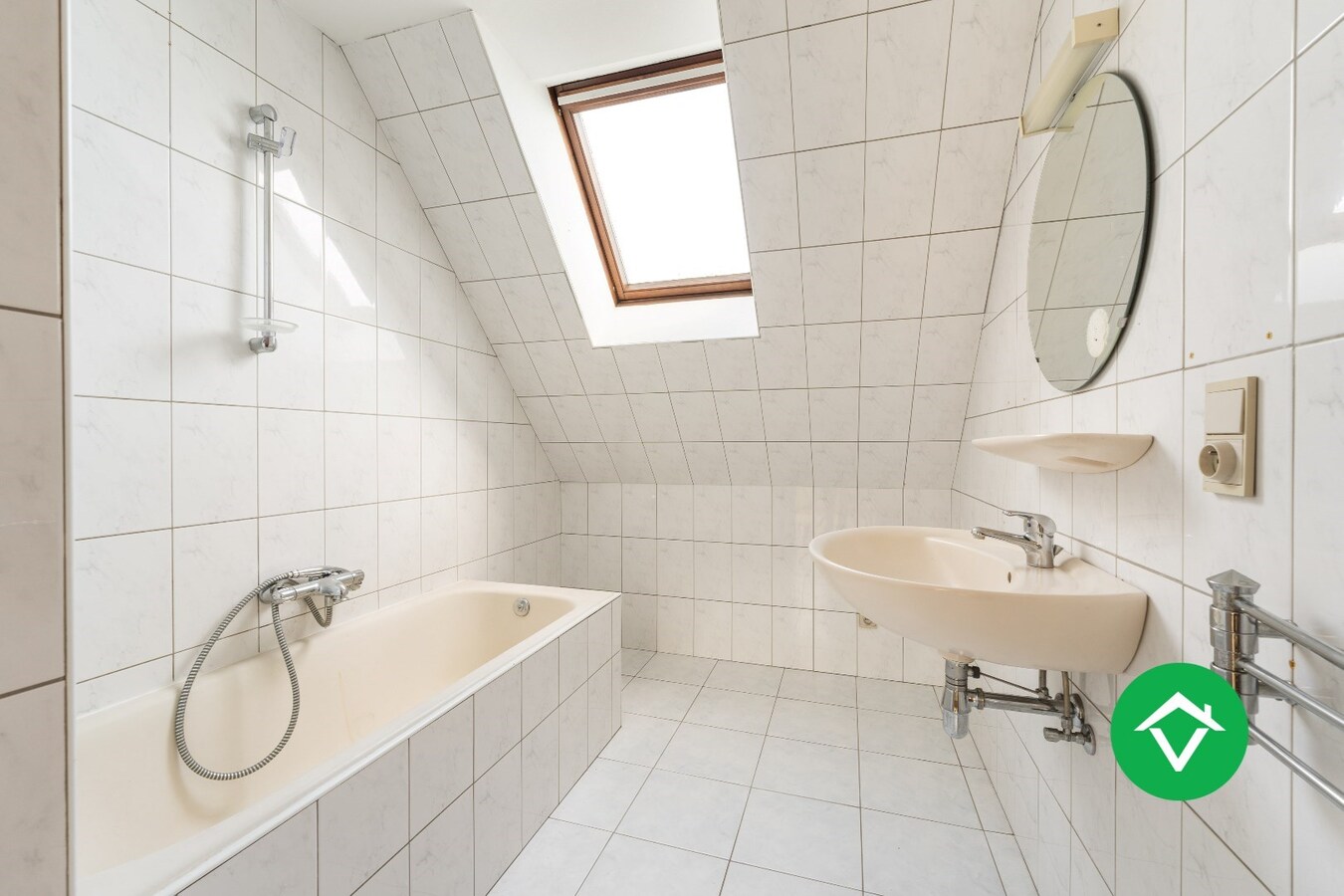 Woning met appartement te koop in het centrum van Eernegem 