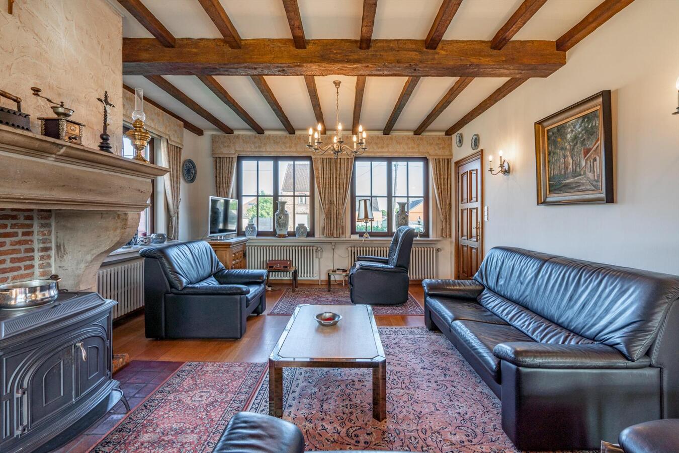 Grote woning met 6 slaapkamers en atelier op 2645 m² te Koekelare 