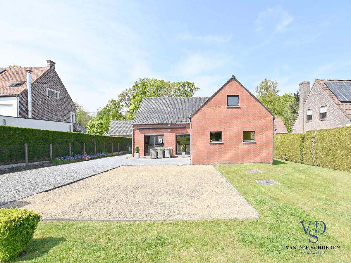 Bungalowwoning met mogelijkheden op een uniek perceel te Dikkelvenne. 