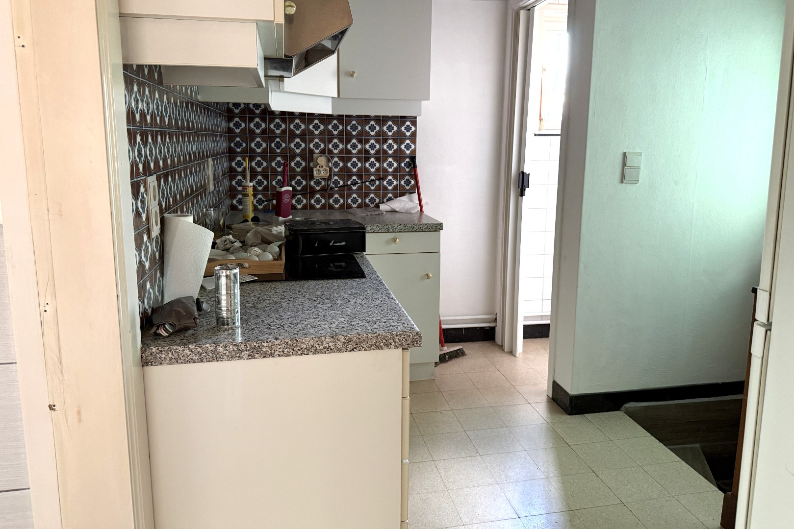 Keuken met doorgang toilet en trap naar de kelder
