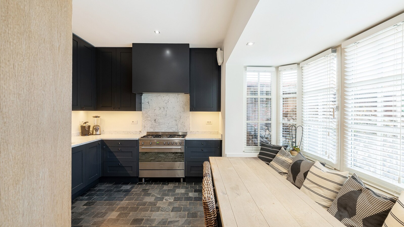 Instapklare en energiezuinige statige woning met tuin in rustige woonwijk te Knokke-Heist 