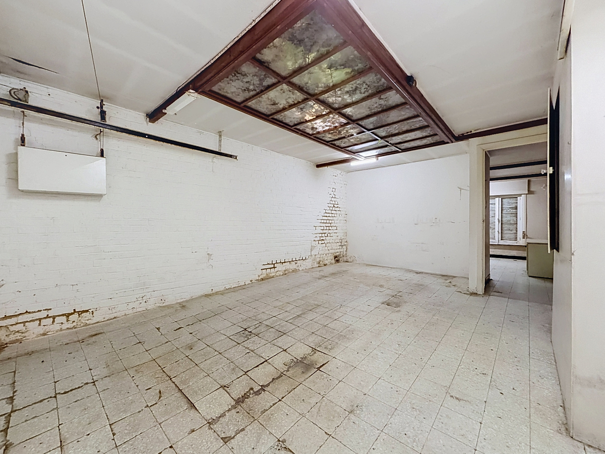 Ruime, te renoveren woning met garage en tuin te Bevegem 