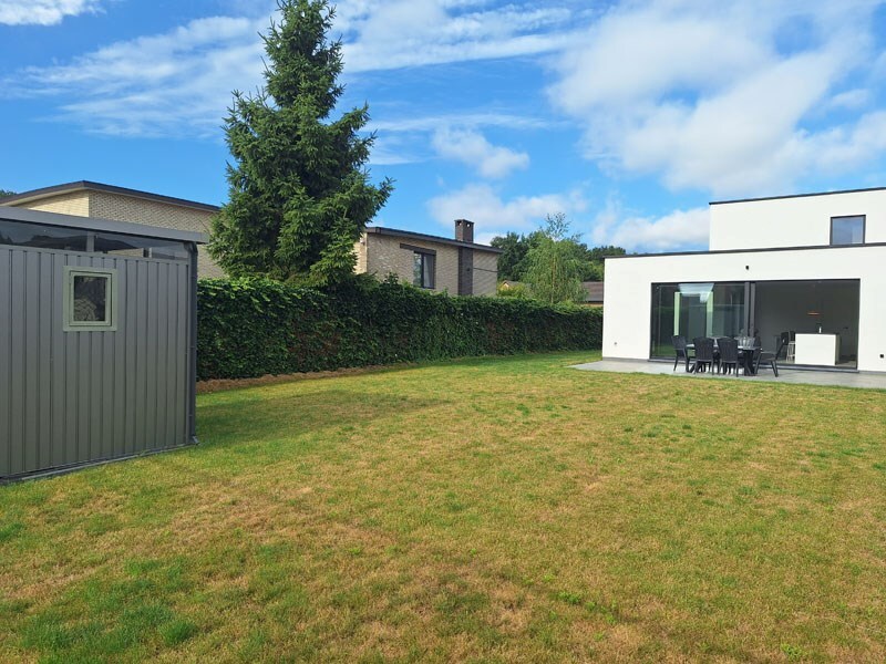 Tuin met tuinhuis