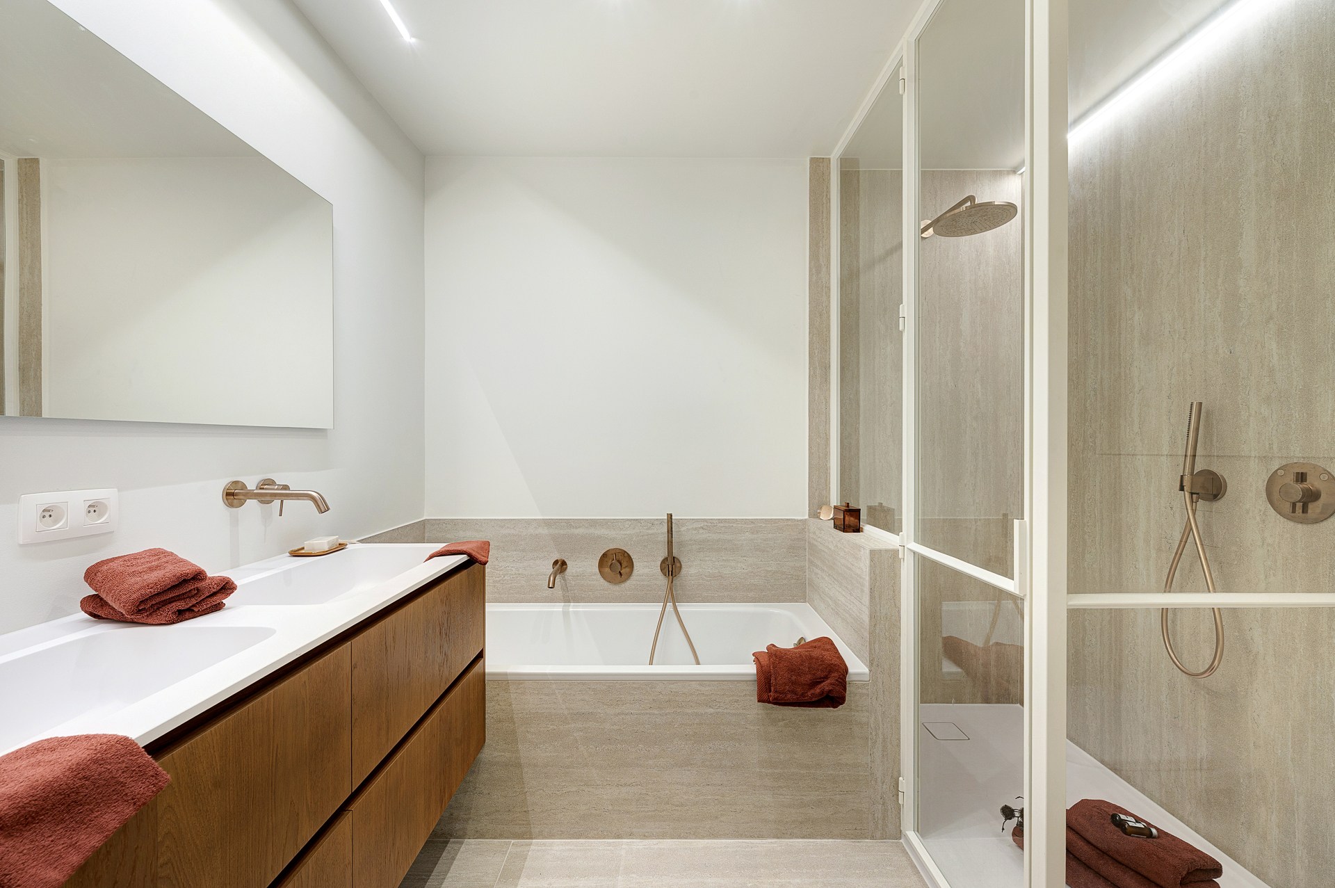 Appartement d'angle spacieux et luxueusement rénové avec des vues dégagées et une largeur de façade de plus de 16 mètres. 
