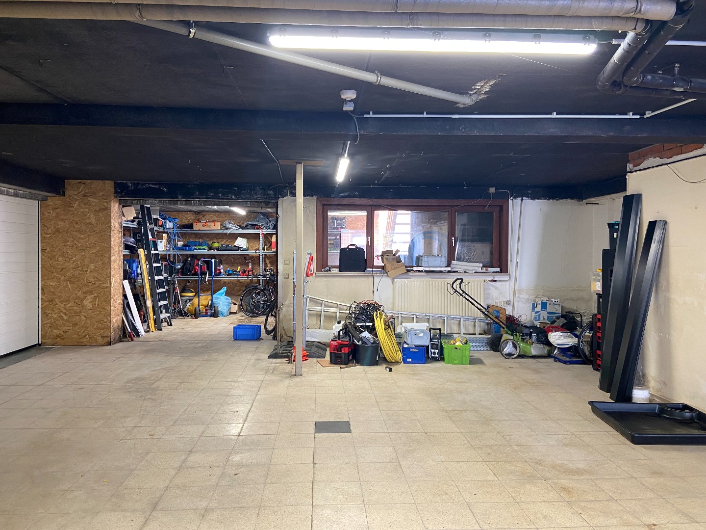 Ruim en centraal gelegen appartement met 3 slaapkamers en dubbele garage te Waregem! 