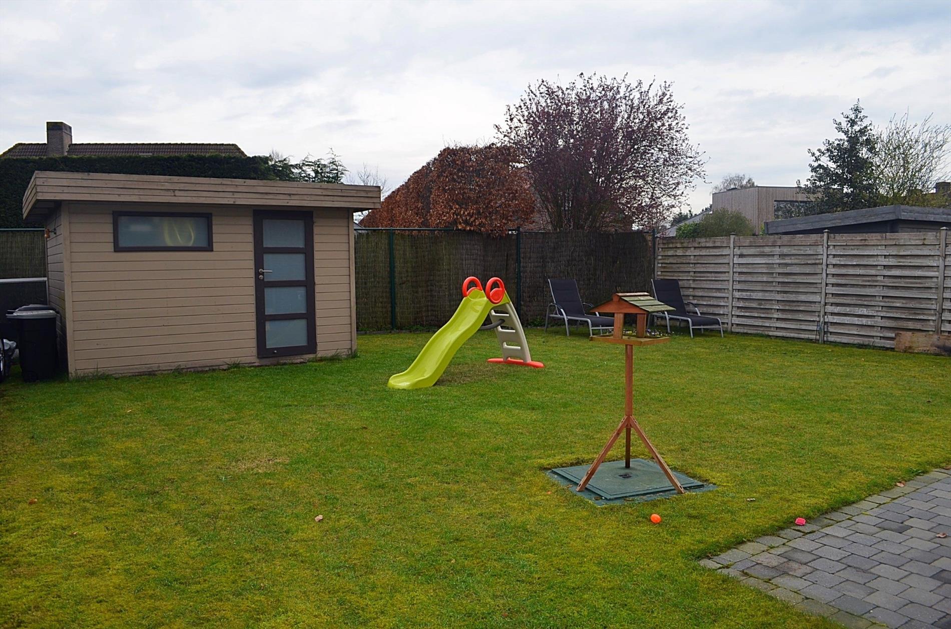 Halfopen bebouwing op 325m² met 3 slpks, tuin met terras en tuinhuis te Maldegem 