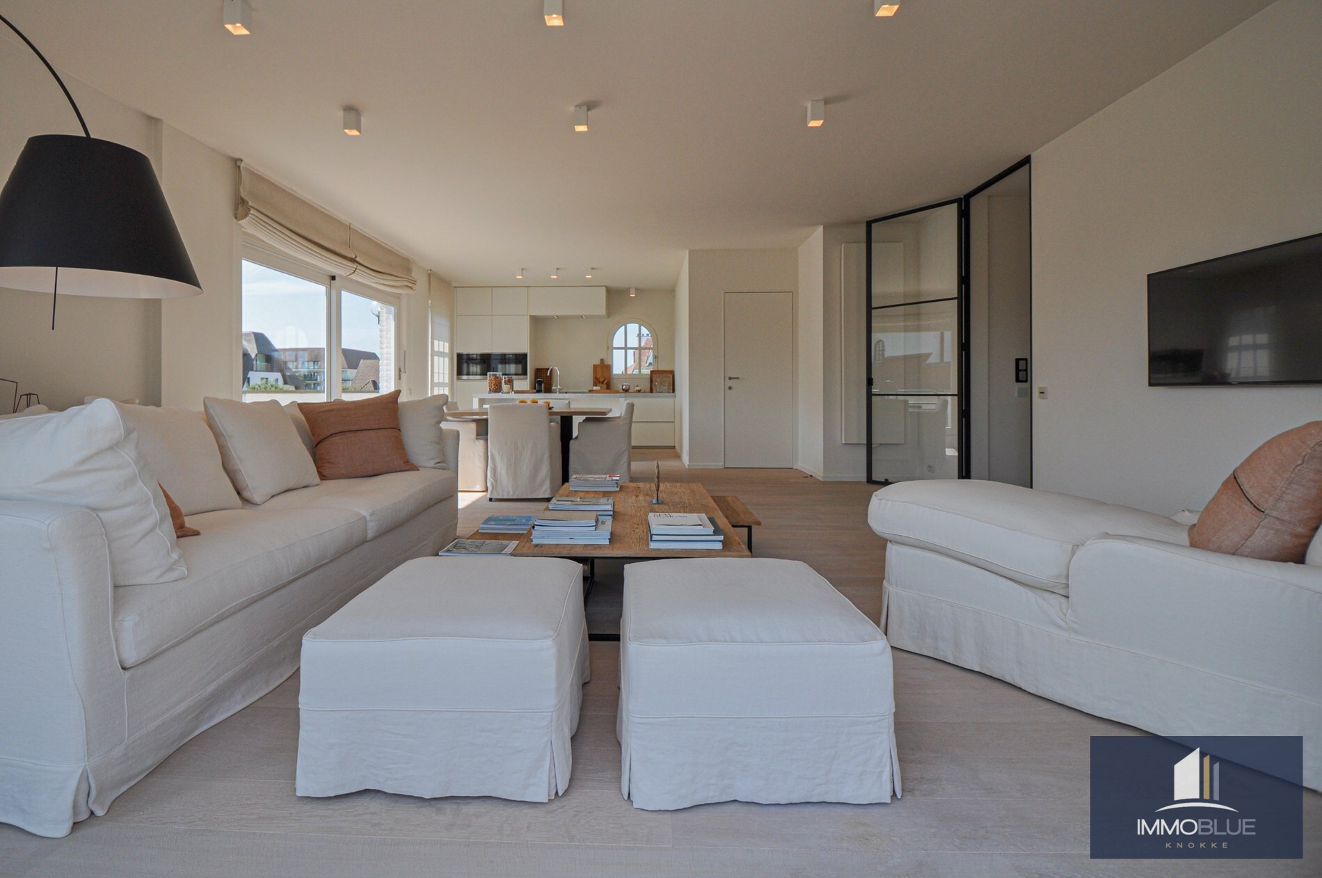 "Sublime appartement d'angle avec de spacieuses terrasses situé dans le prestigieux domaine Tennis Garden." 