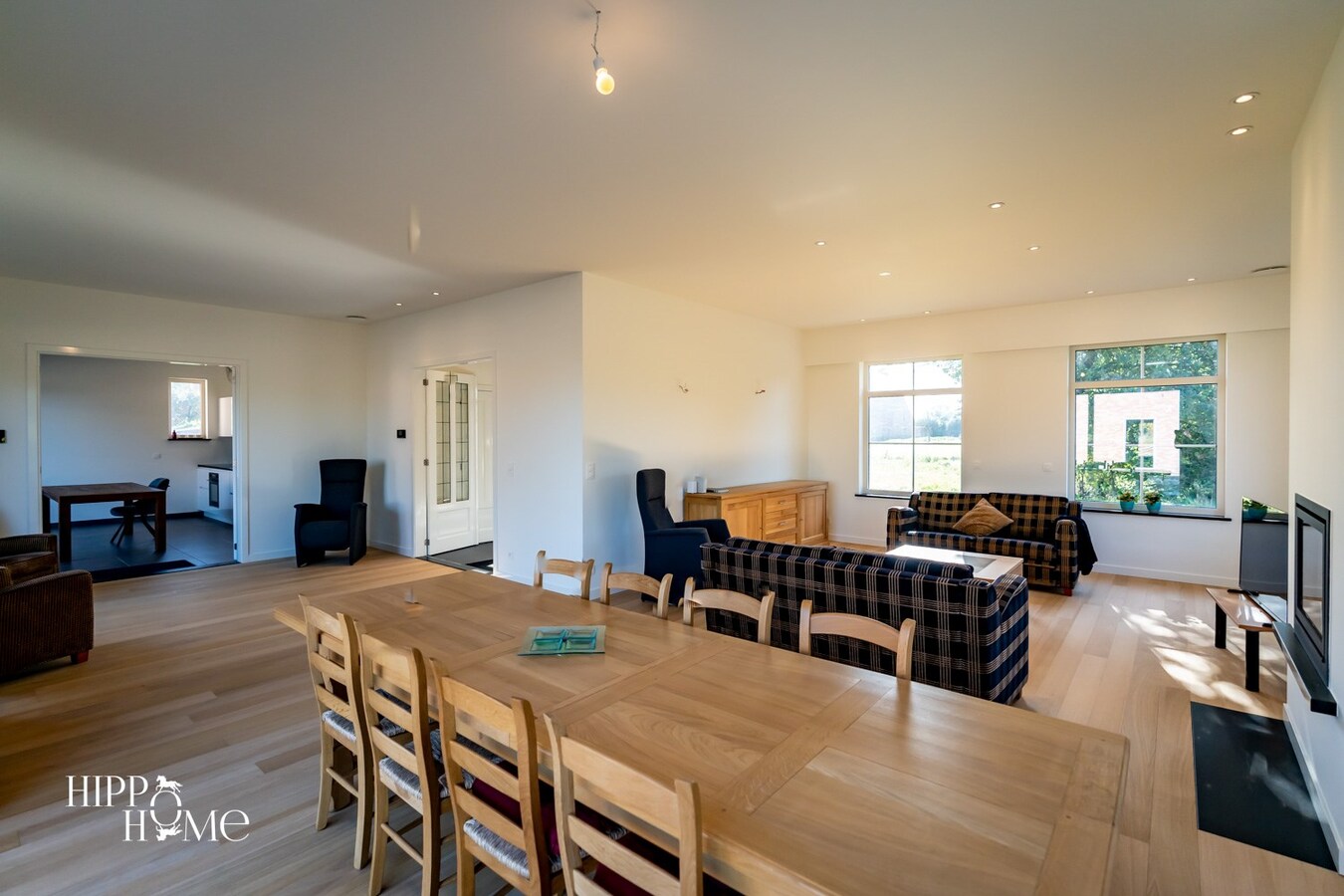 Hedendaags woning met hangar en aanpalend grasland op +/- 1,5ha 