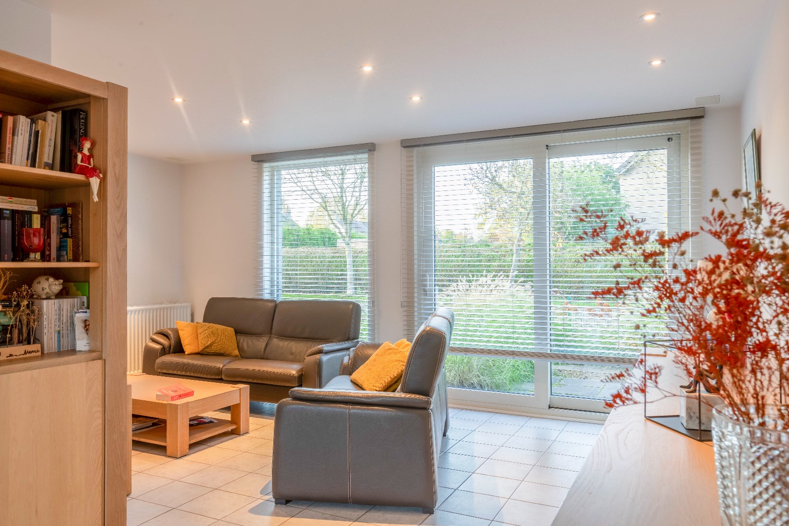 Verzorgde en instapklare halfopen bebouwing met zuidertuin en garage. 