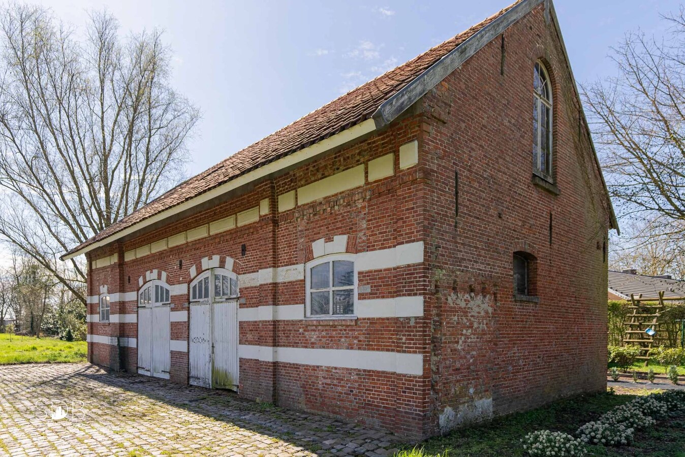 Stijlvolle villa met diverse bijgebouwen en graslanden op circa 3ha 