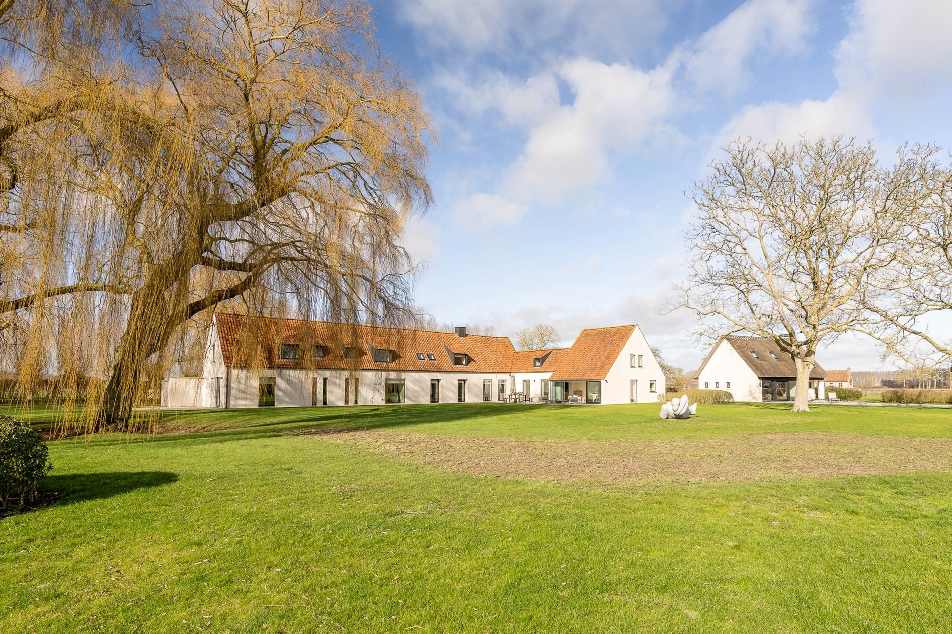 OPENDEURDAG Zaterdag 02/05 - 10u30 - 12u30 (Pereboomstraat 1 te Damme) : Uitzonderlijk gerenoveerde Hoeve met bijhuis op een domein van 1,5 hectare 