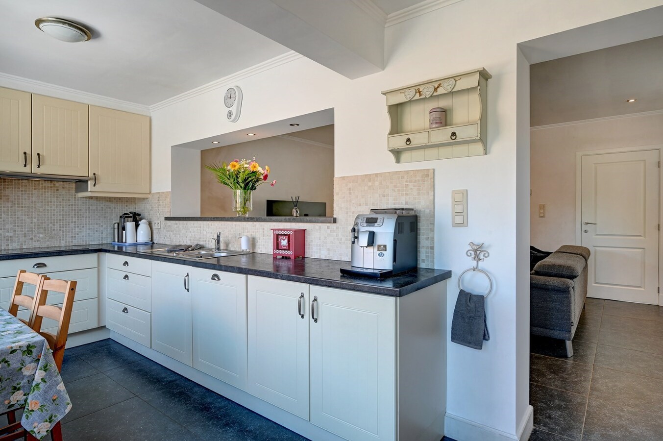 Grondig gerenoveerde woning met tuin, terras en 3 slaapkamers in Nieuwerkerken. 