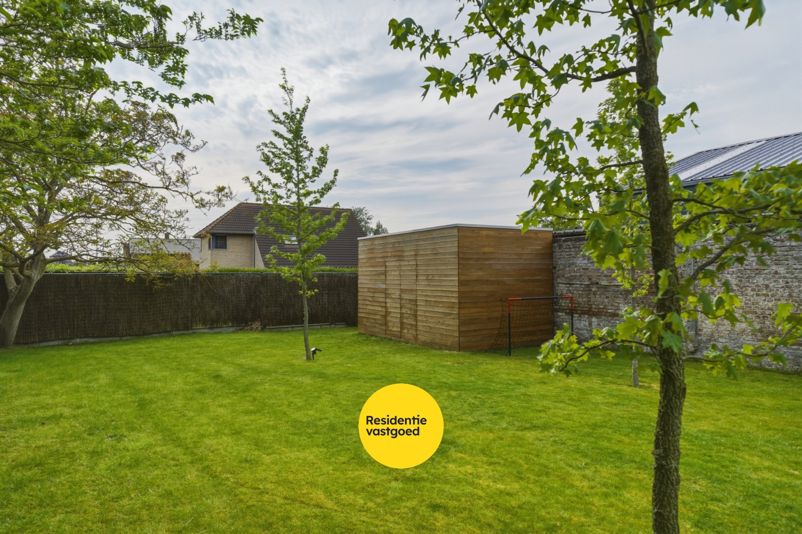 Ruime instapklare woning met zongerichte tuin in hartje Oudenburg 