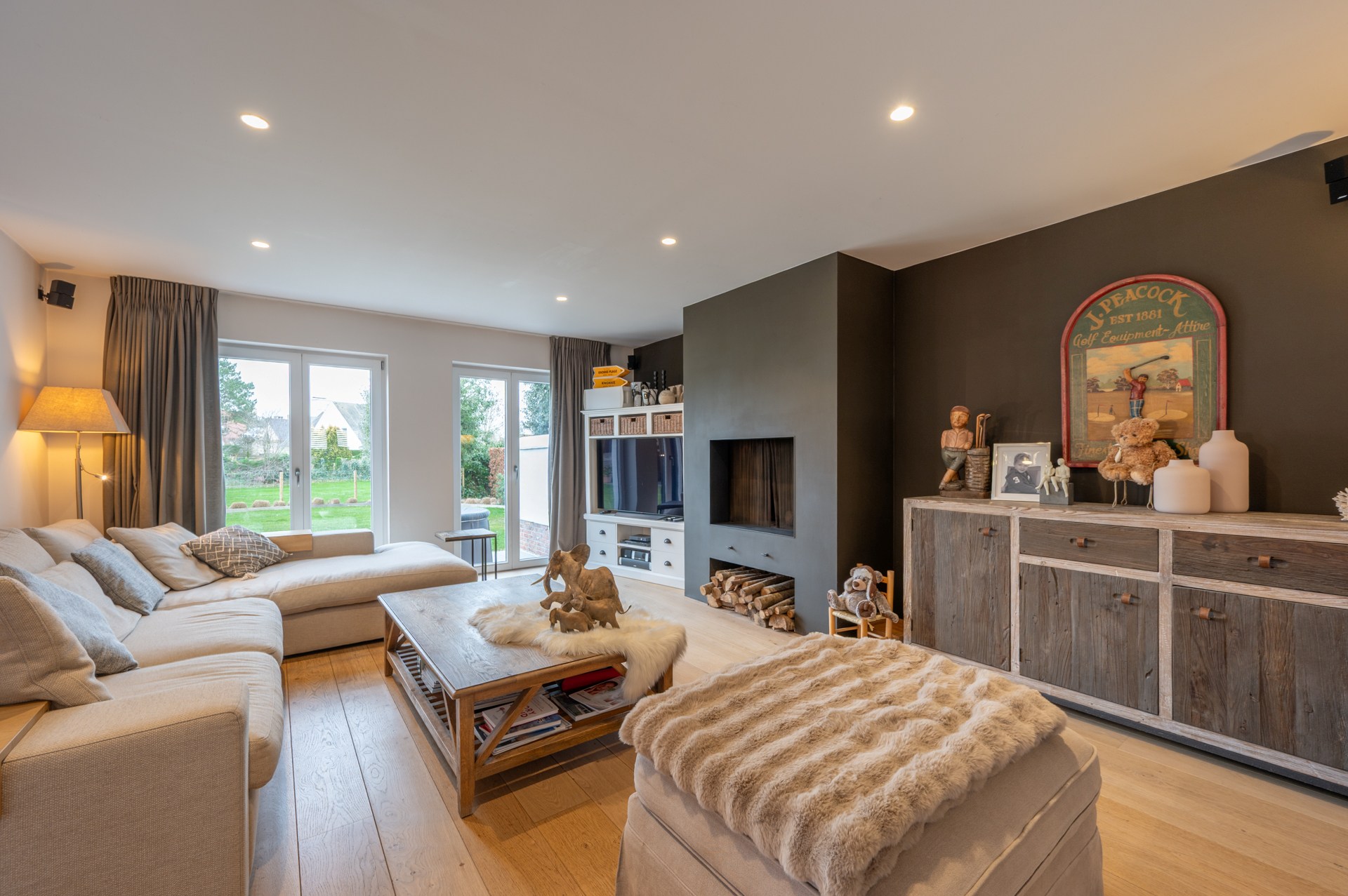 prachtig gerenoveerde alleenstaande villa geniet van een uitstekende centrale ligging, op slechts enkele minuten van het centrum van Knokke. 