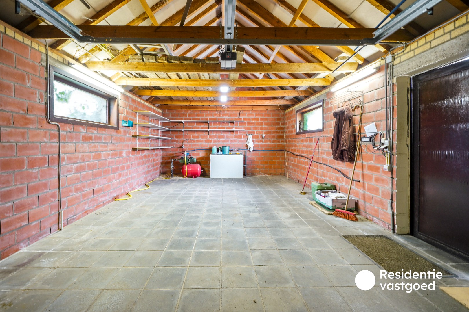 Statige gelijkvloerse villa op een terrein van 2342 m² te Oostduinkerke (Koksijde). 