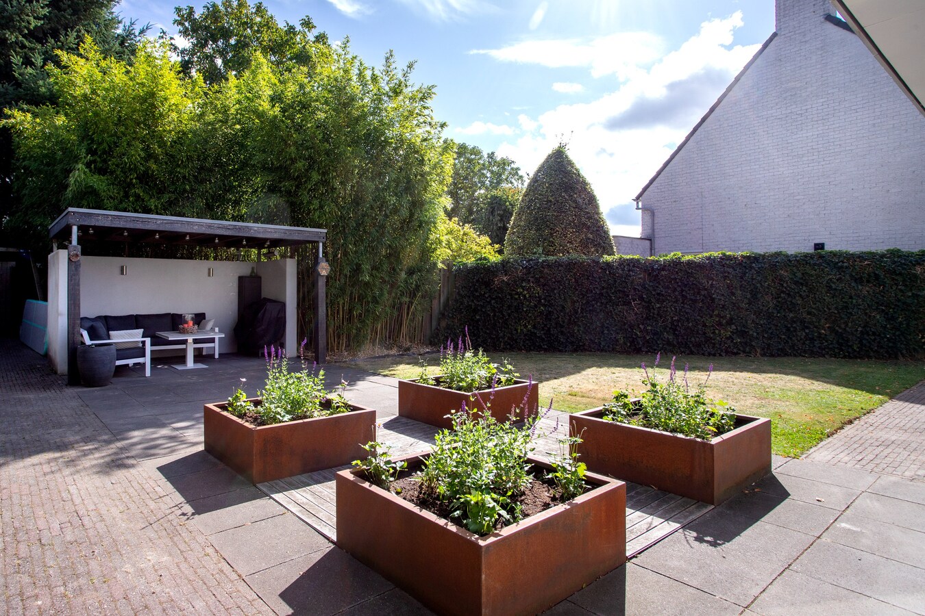 Vrijstaande woning met carport en garage gelegen op een perceel van 437 m2. 
