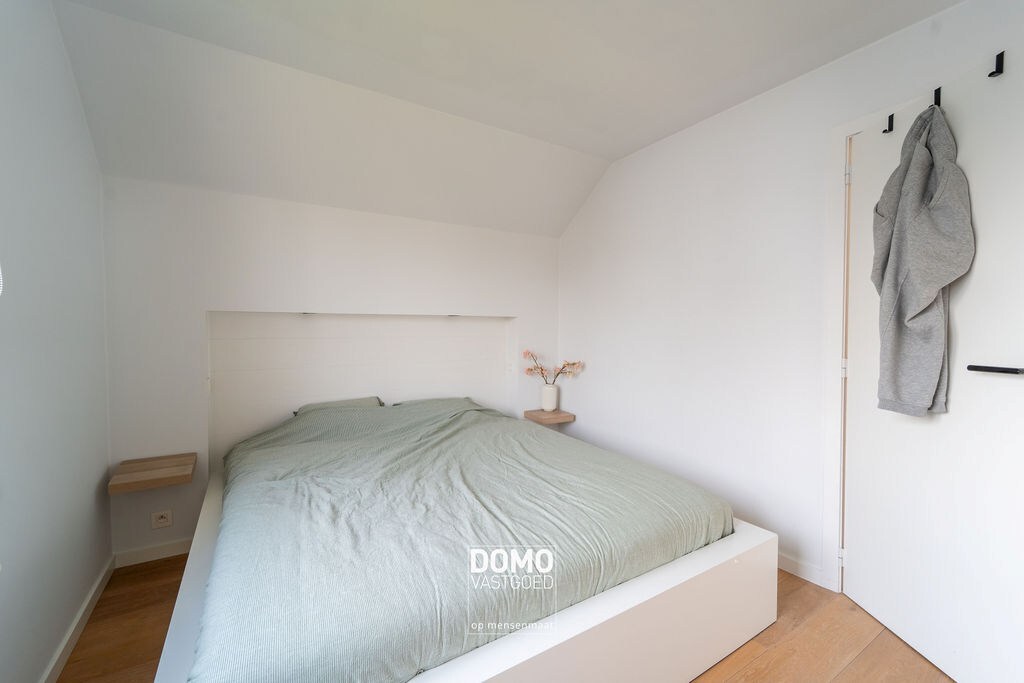 VOLLEDIG GERENOVEERDE OPEN BEBOUWING MET 4 SLAAPKAMERS EN GARAGE 