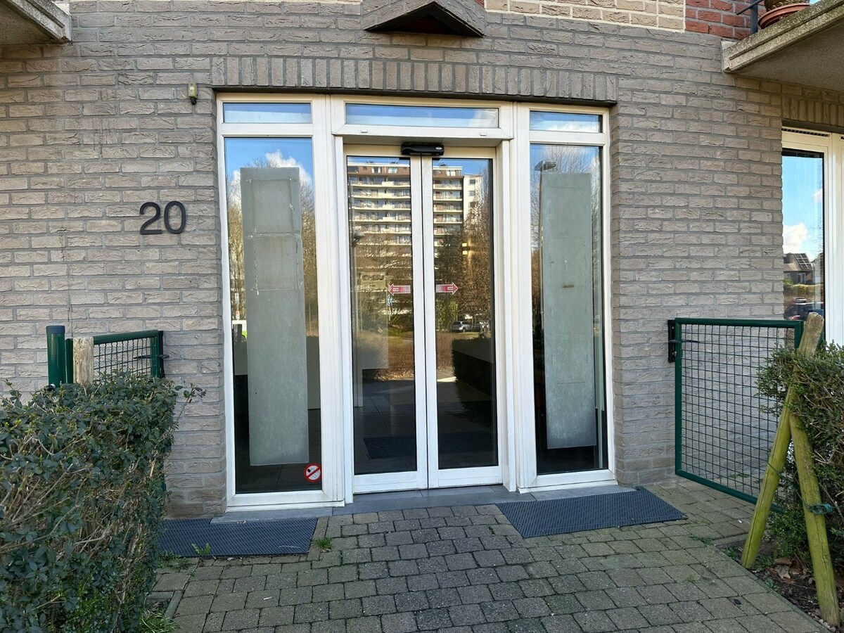Lichtrijke serviceflat met zonnig terras, privé parking 