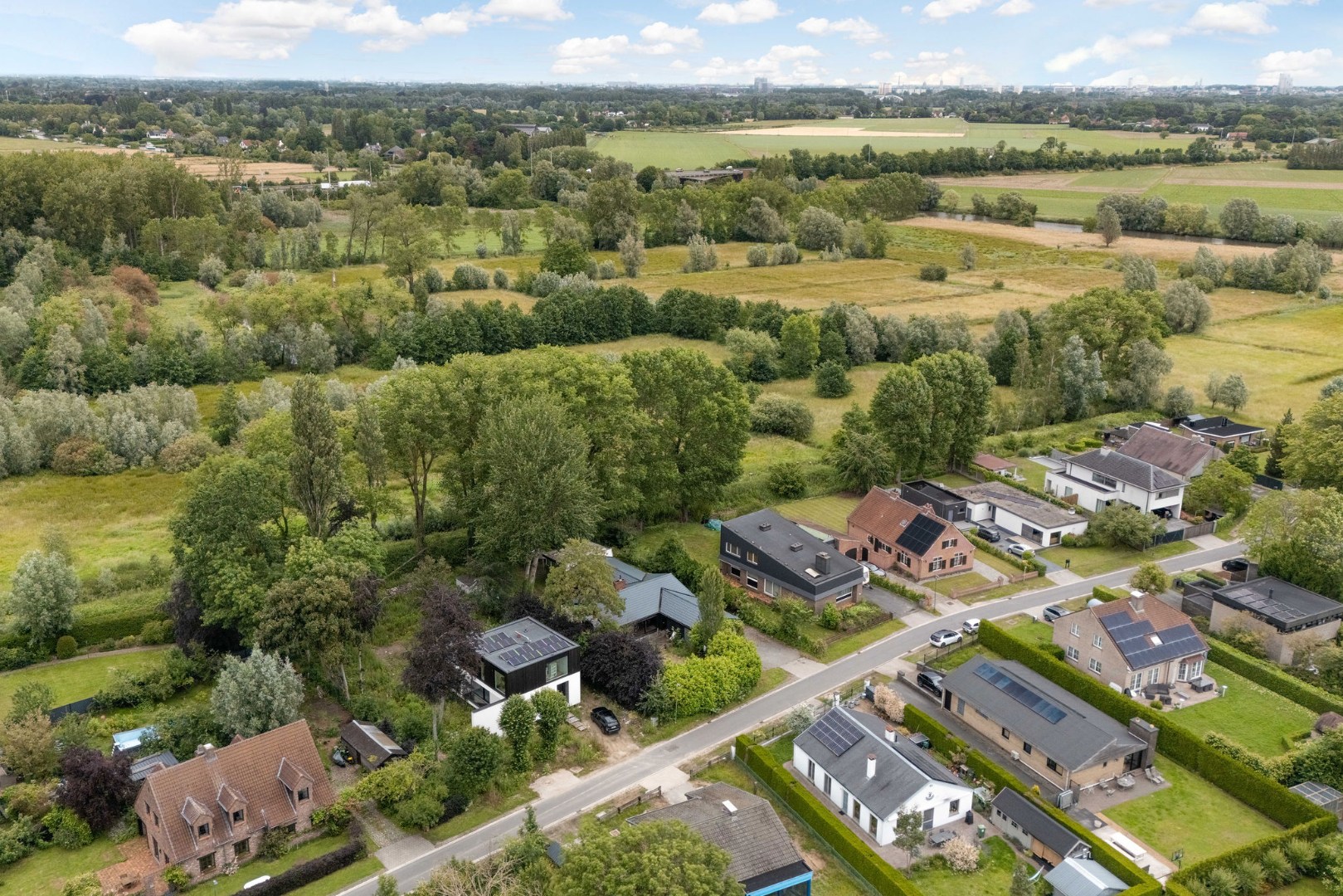 Seventies bungalowvilla met renovatiepotentieel op unieke ligging aan natuurgebied 