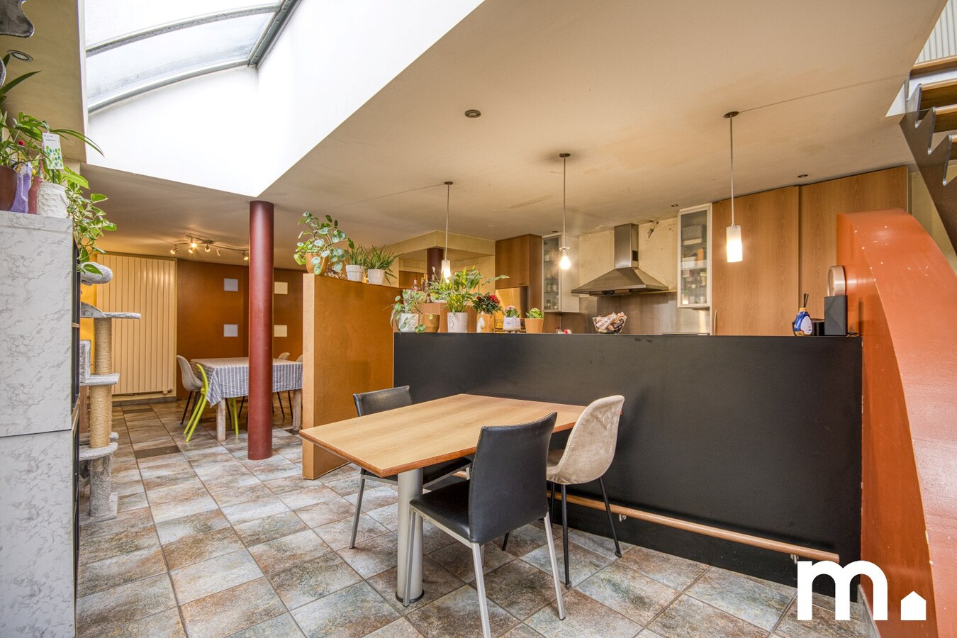 Karaktervolle architectenwoning met tuin en oprit te Kortrijk ! TOPligging ! 