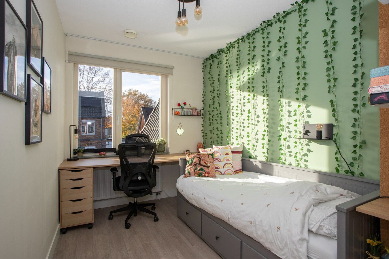 Zeer ruime hoekwoning met volop leefruimte en groen uitzicht in kindvriendelijke wijk! 