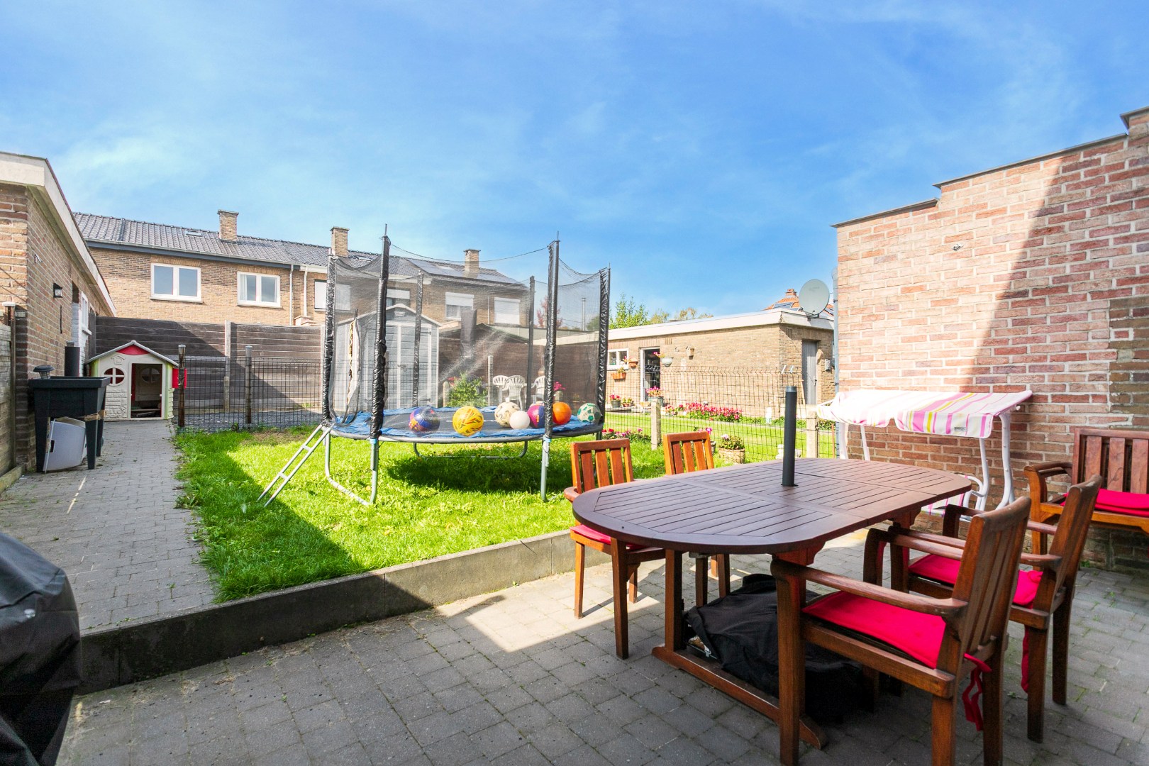 Instapklare woning met 3 slpk, tuin en garage te Lembeek 