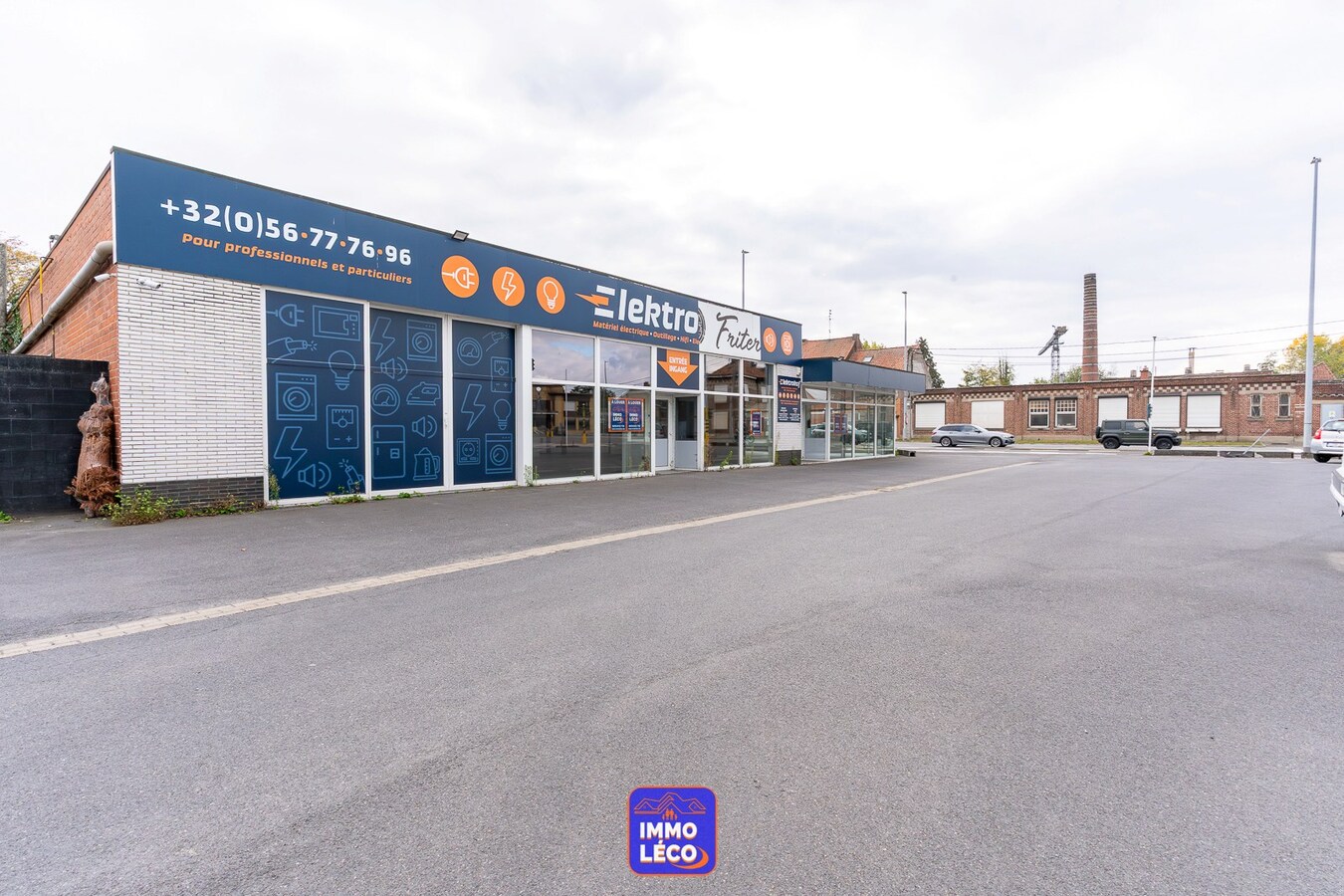 Surface commerciale de 450m2 avec habitation, facilités de parking, etc.. RARE à la location ! Situation exceptionnelle ! 