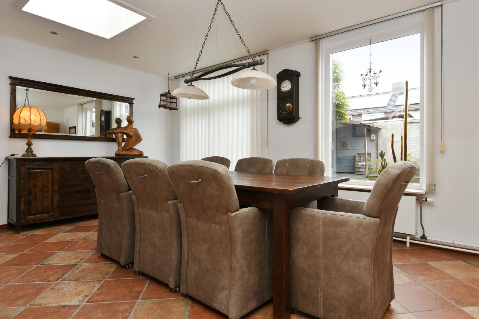 Geschakelde 2-onder-1-kap woning met serre, vier slaapkamers en inpandige garage gelegen nabij het centrum van Panningen 