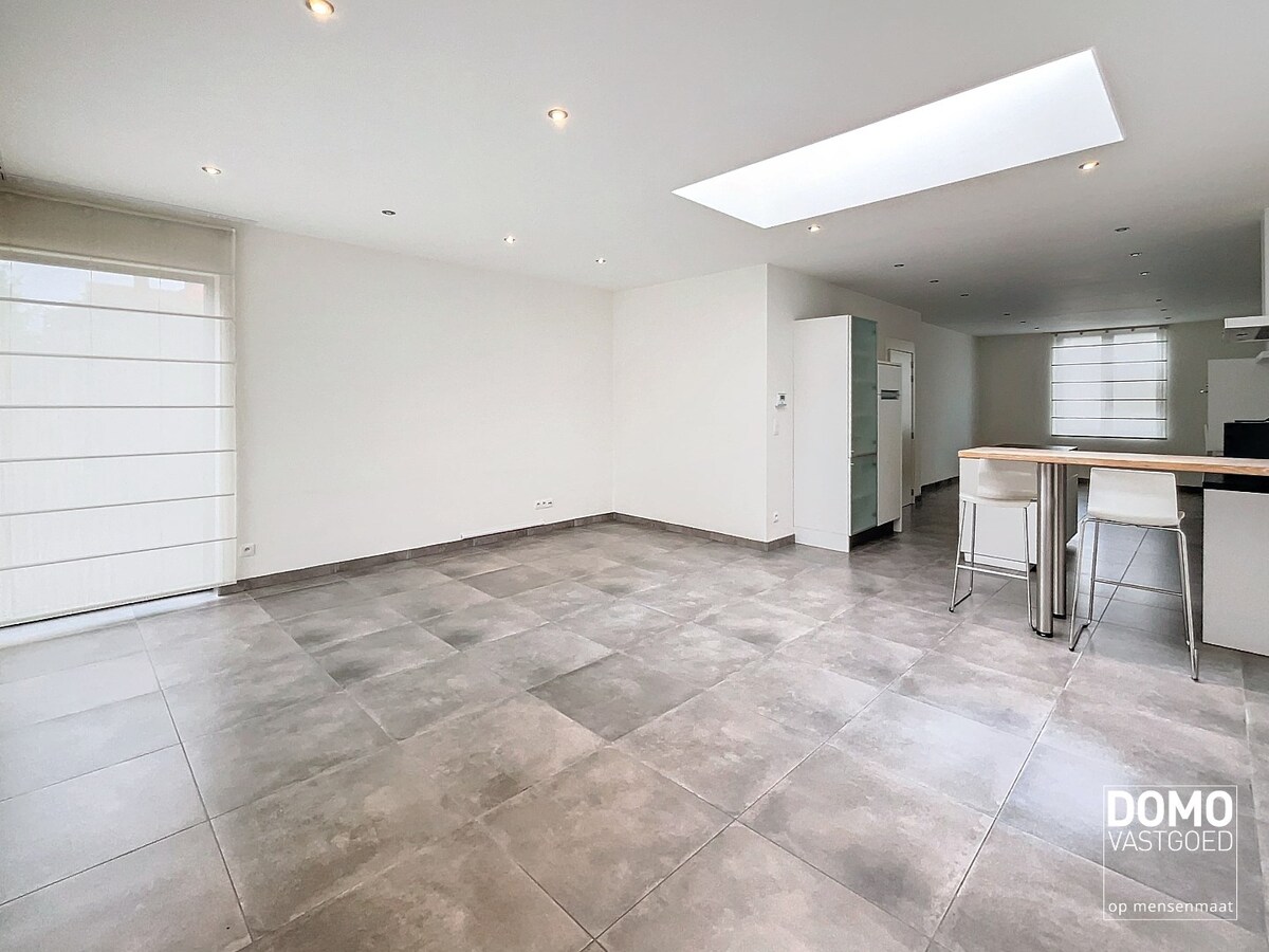 VOLLEDIG GERENOVEERDE WONING MET TUIN EN 3 SLAAPKAMERS RUSTIG GELEGEN TE KERMT 